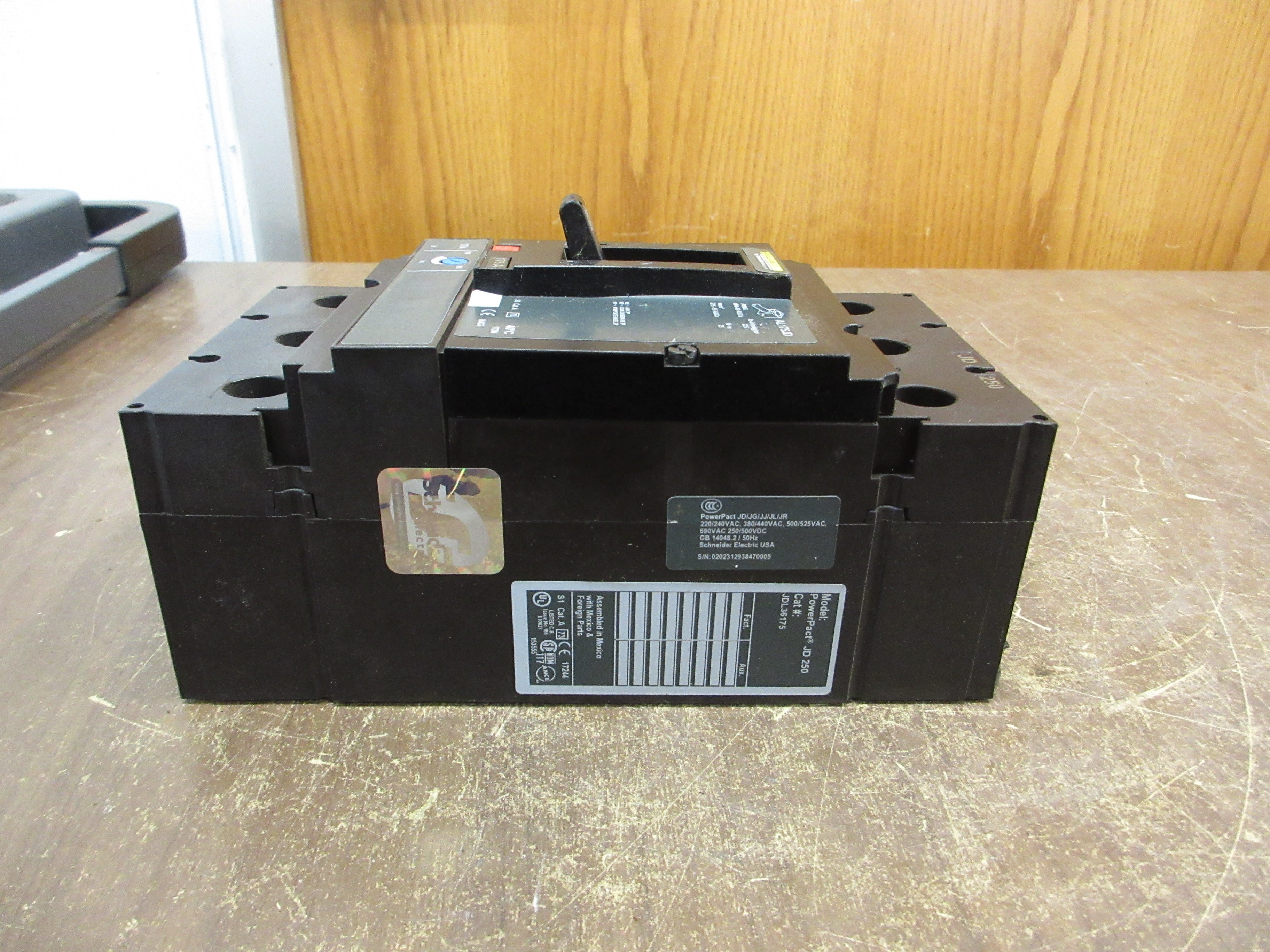 Square D PowerPact Circuit Breaker JDL36175 175A 600V 3P Used