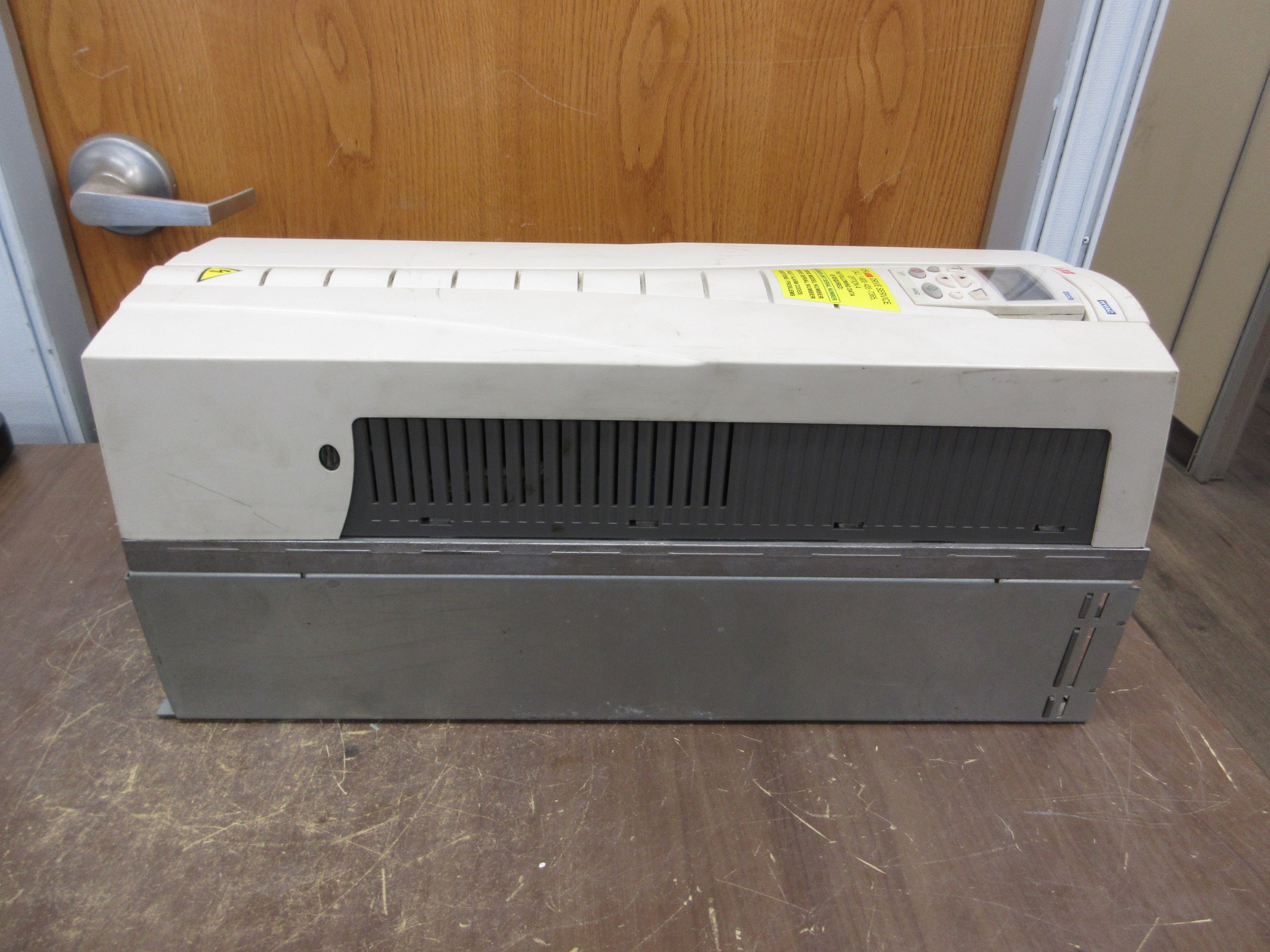 ABB ACH550 AC Drive ACH550-CARUH-059A-4+N2006 40HP 3Ph w/ Keypad Used