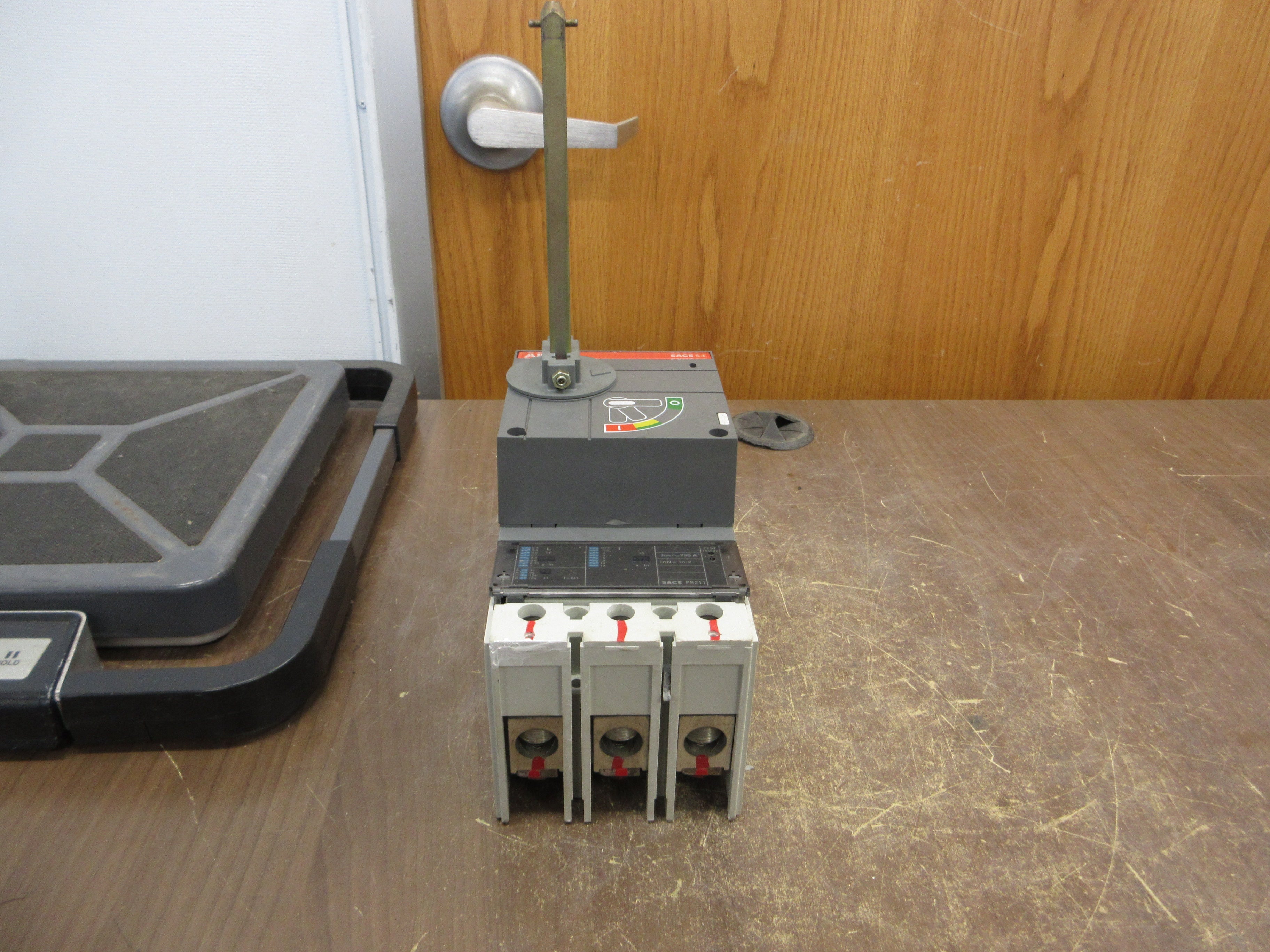 ABB SACE S4H Breaker Disconnect S4H-PR211 250A Trip 3P 600V w/ Aux Switch Used