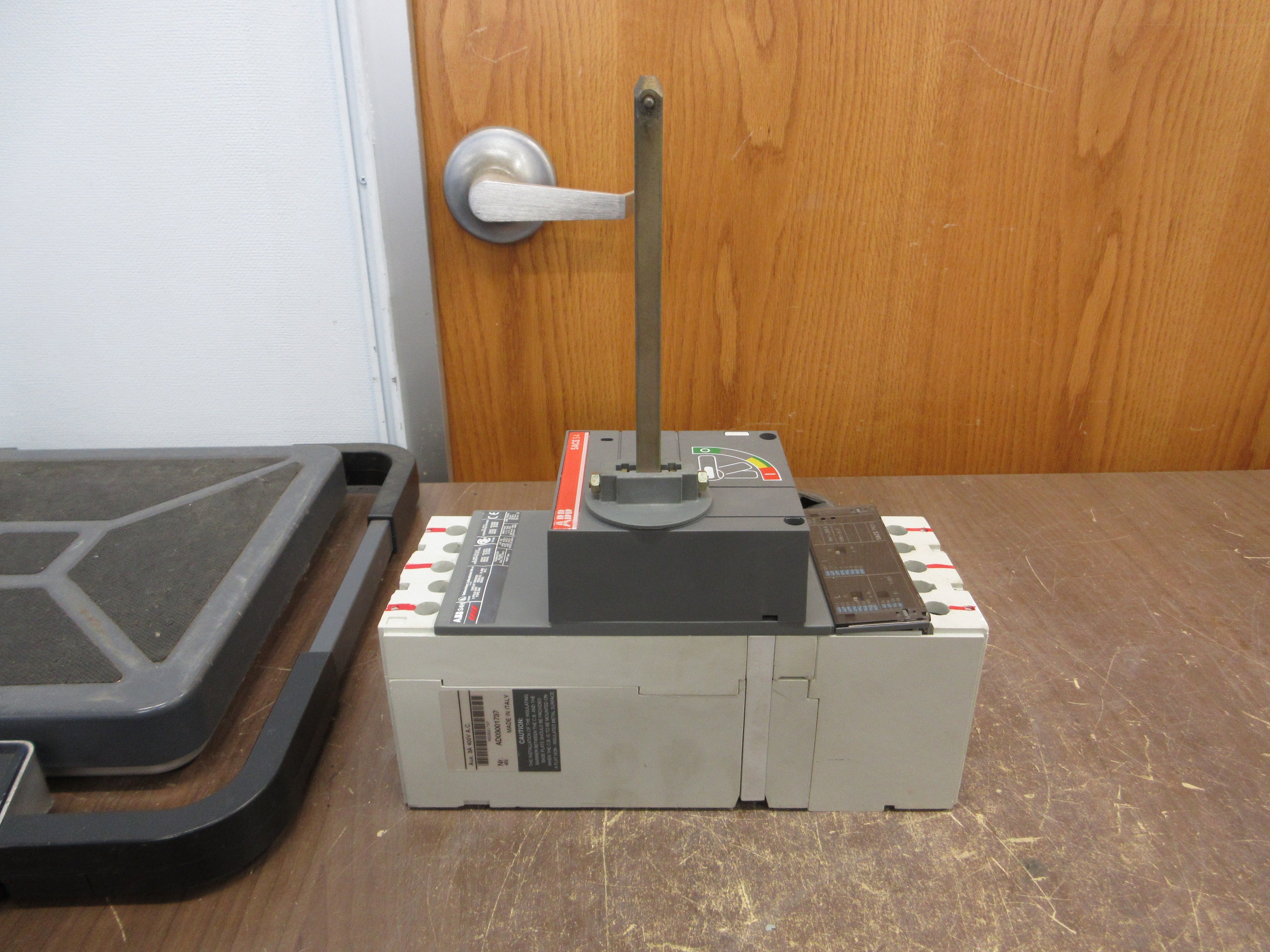 ABB SACE S4H Breaker Disconnect S4H-PR211 250A Trip 3P 600V w/ Aux Switch Used