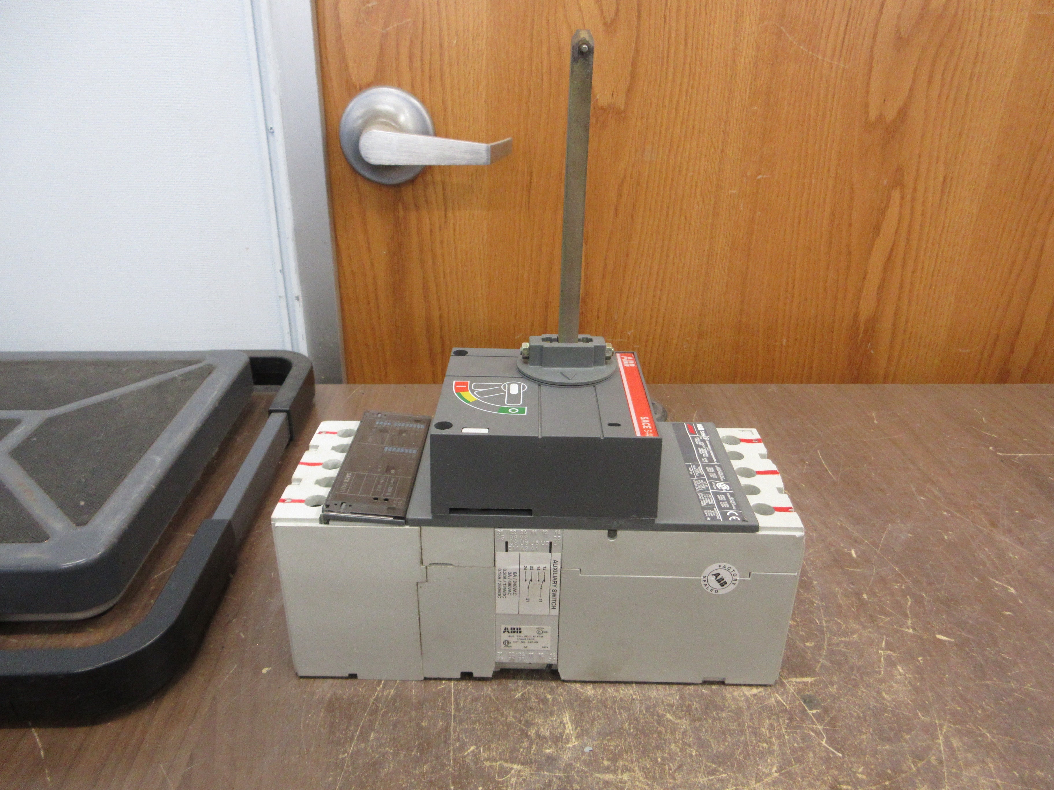 ABB SACE S4H Breaker Disconnect S4H-PR211 250A Trip 3P 600V w/ Aux Switch Used