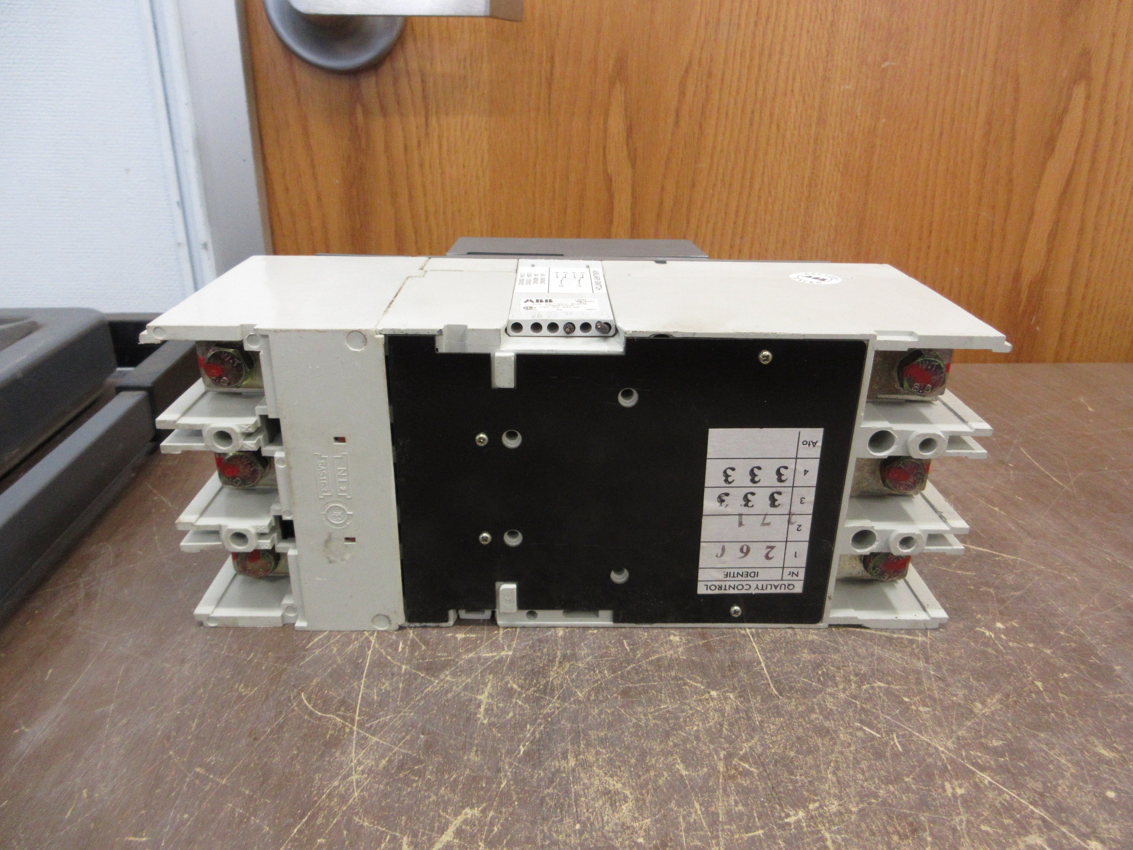 ABB SACE S4H Breaker Disconnect S4H-PR211 250A Trip 3P 600V w/ Aux Switch Used