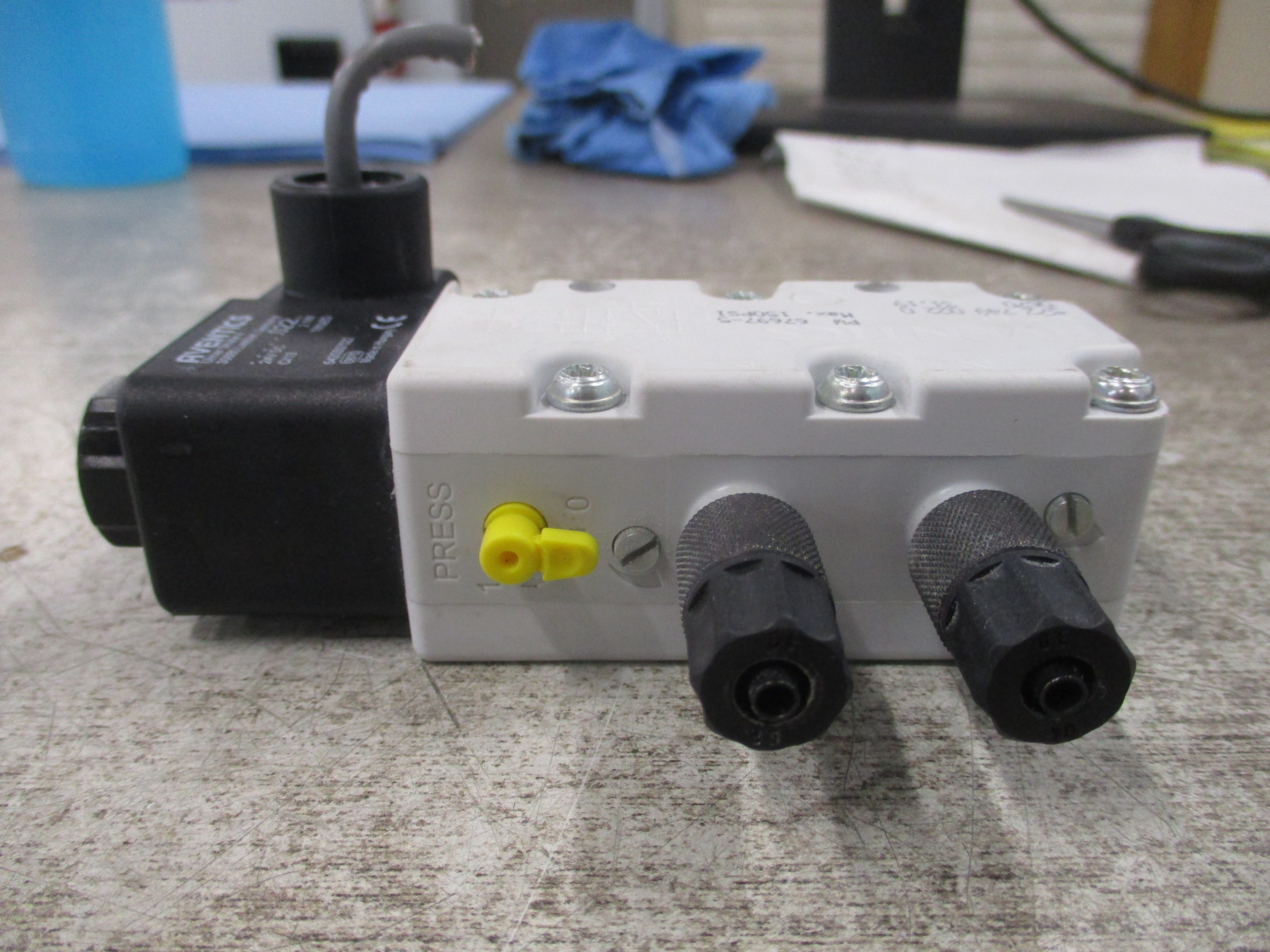 Aventics V740 Solenoid Valve 572 749 0220 150 PSI 24VDC Used