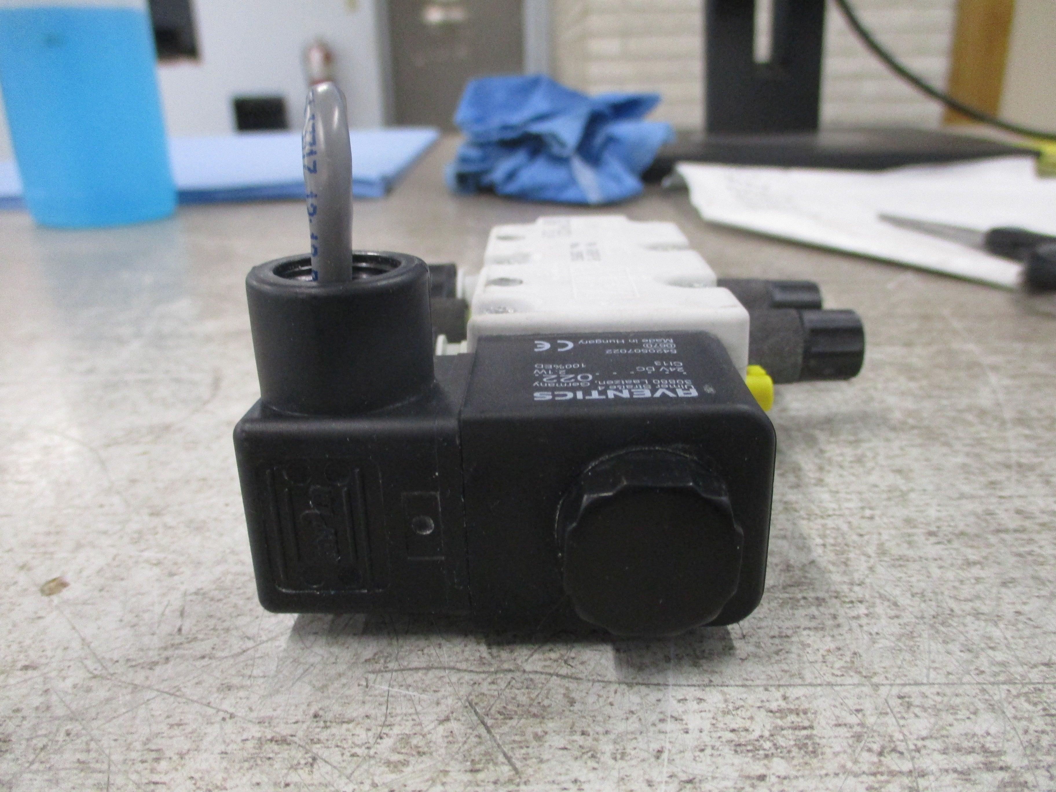 Aventics V740 Solenoid Valve 572 749 0220 150 PSI 24VDC Used