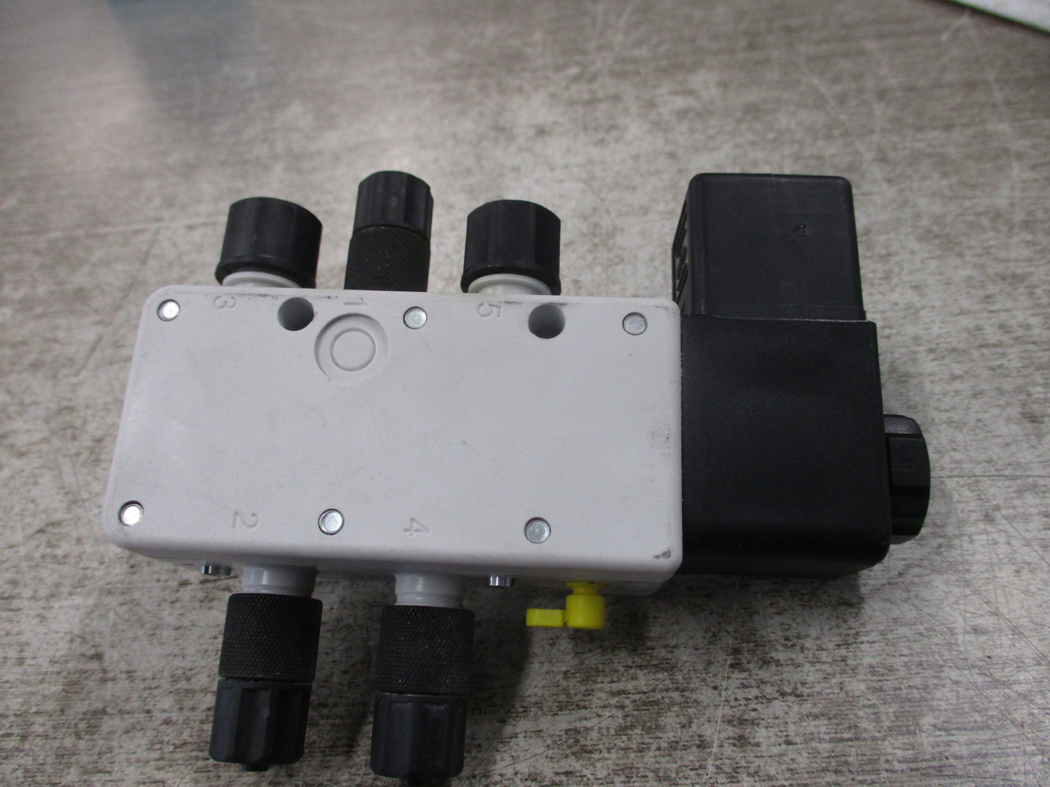 Aventics V740 Solenoid Valve 572 749 0220 150 PSI 24VDC Used