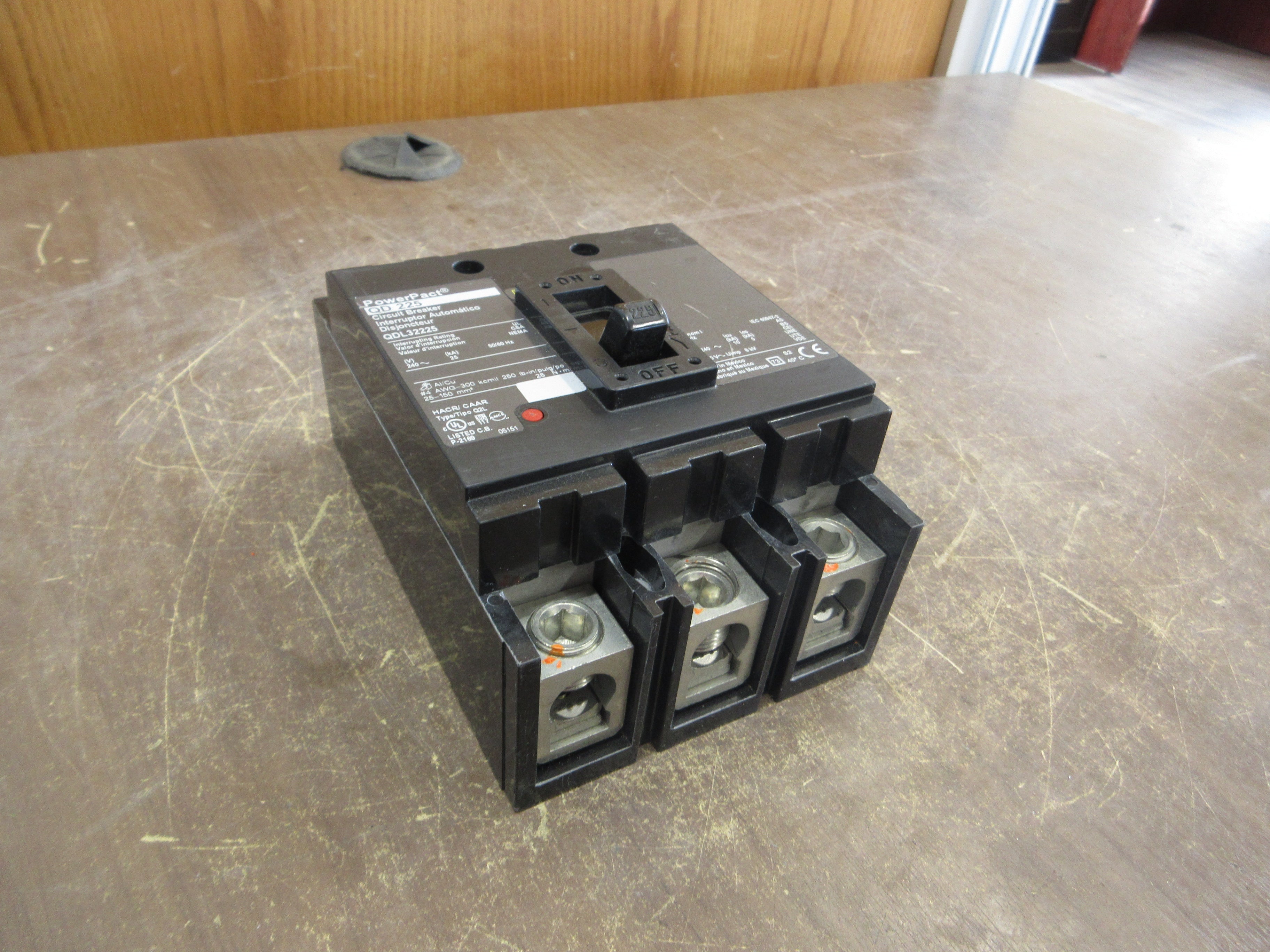 Square D PowerPact QD 225 Circuit Breaker QDF32225TS 225A 240V 3P Used