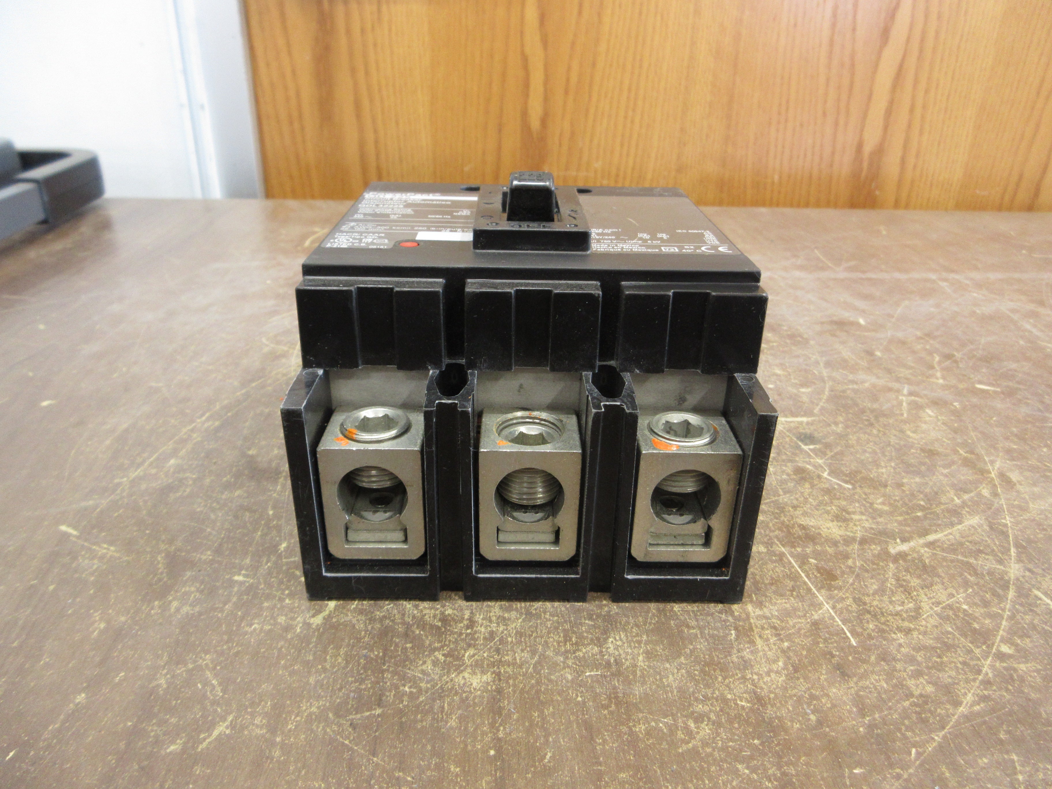 Square D PowerPact QD 225 Circuit Breaker QDF32225TS 225A 240V 3P Used