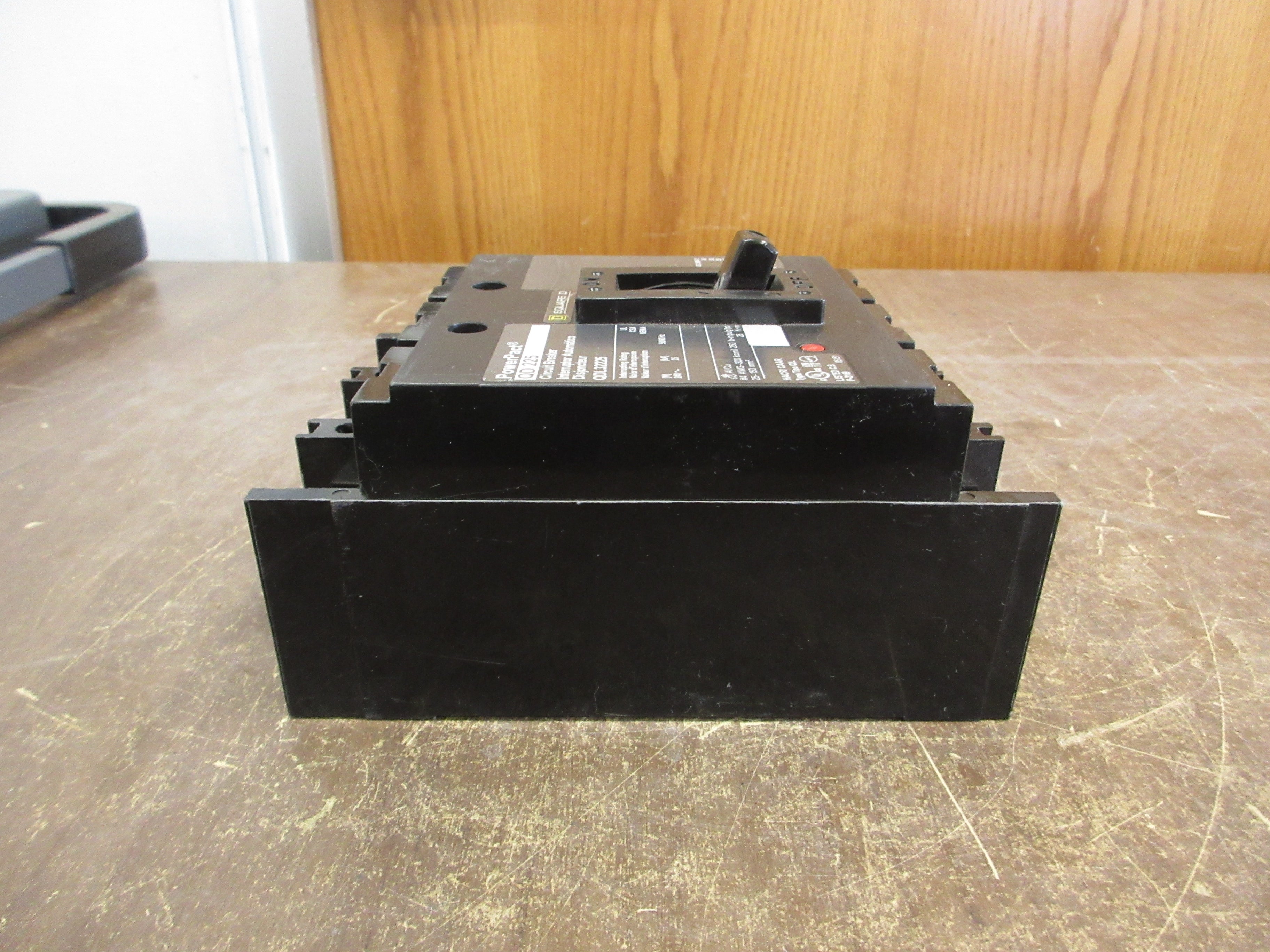 Square D PowerPact QD 225 Circuit Breaker QDF32225TS 225A 240V 3P Used