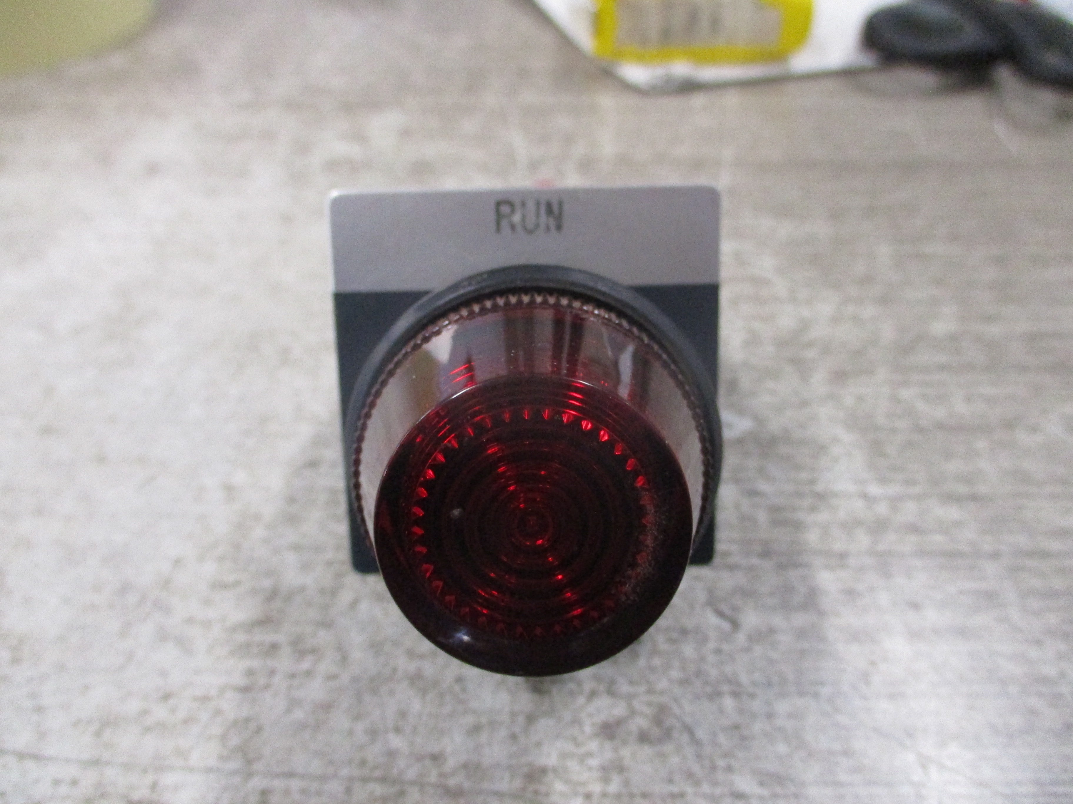 Allen-Bradley Pilot Light 800H-PR16 Ser. F Red 120V 50/60Hz Used