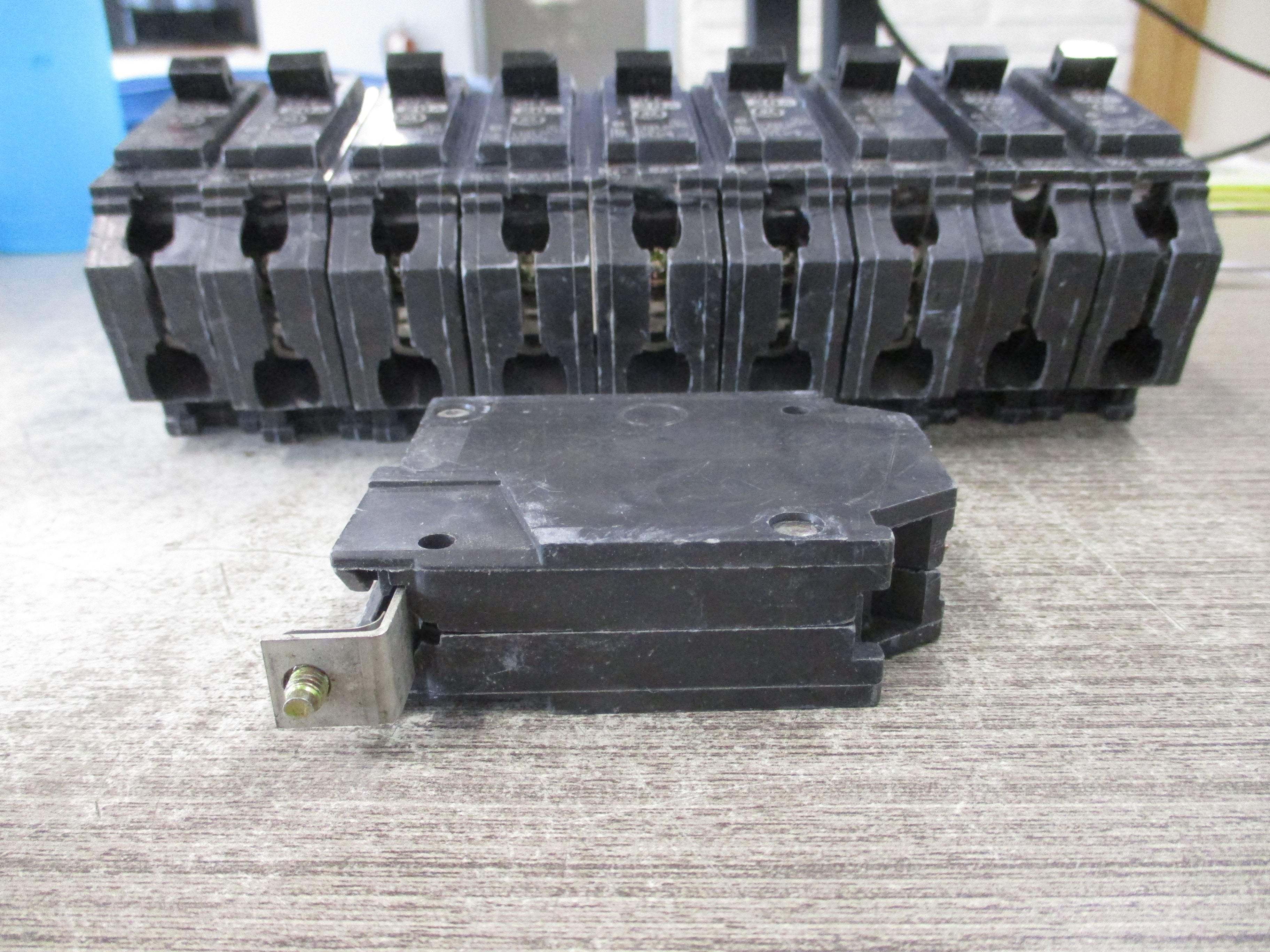 GE Bolt-on Circuit Breaker THQB1120 120/240V 20A 1P *Lot of 10* Used