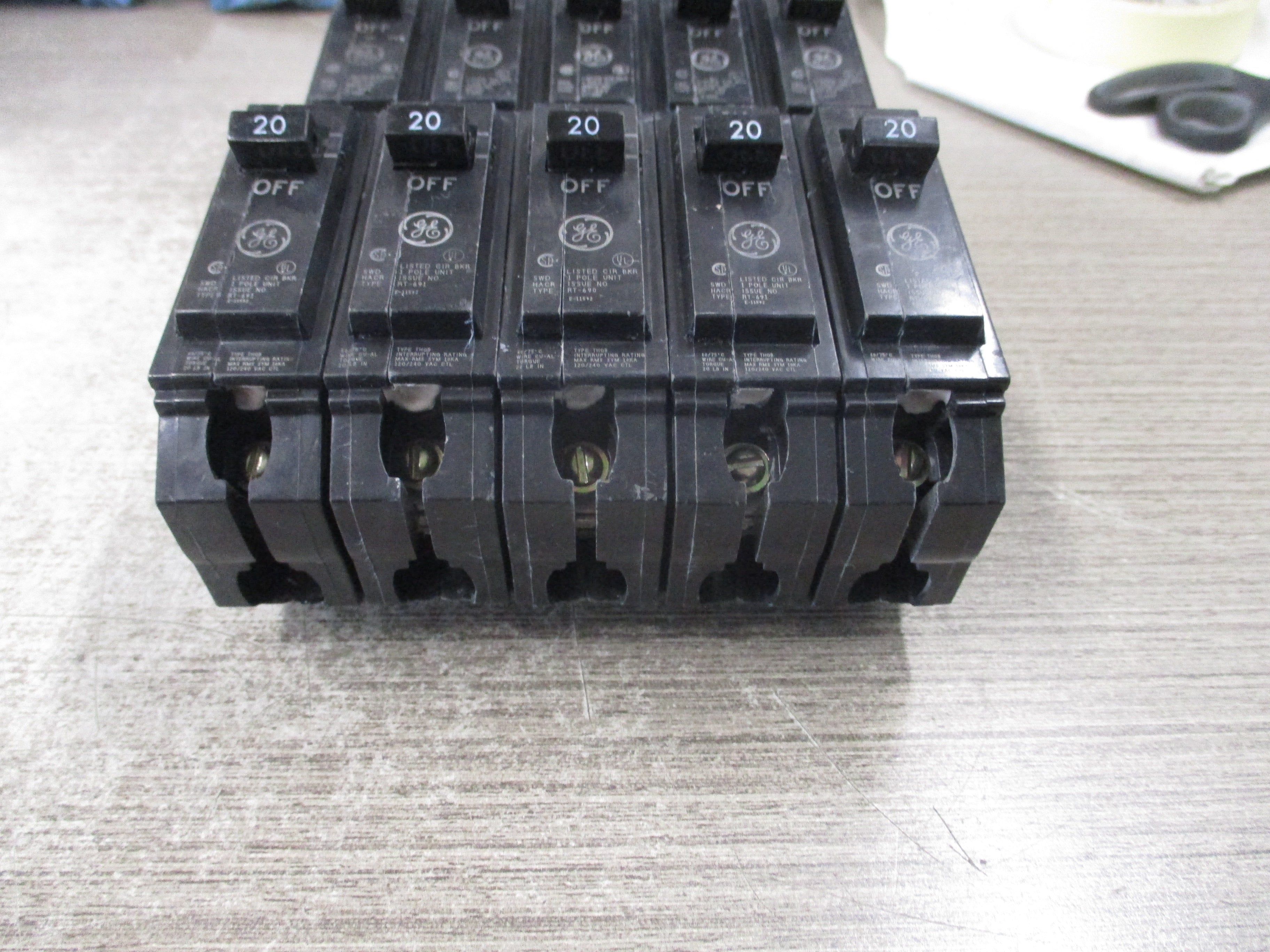 GE Bolt-on Circuit Breaker THQB1120 120/240V 20A 1P *Lot of 10* Used