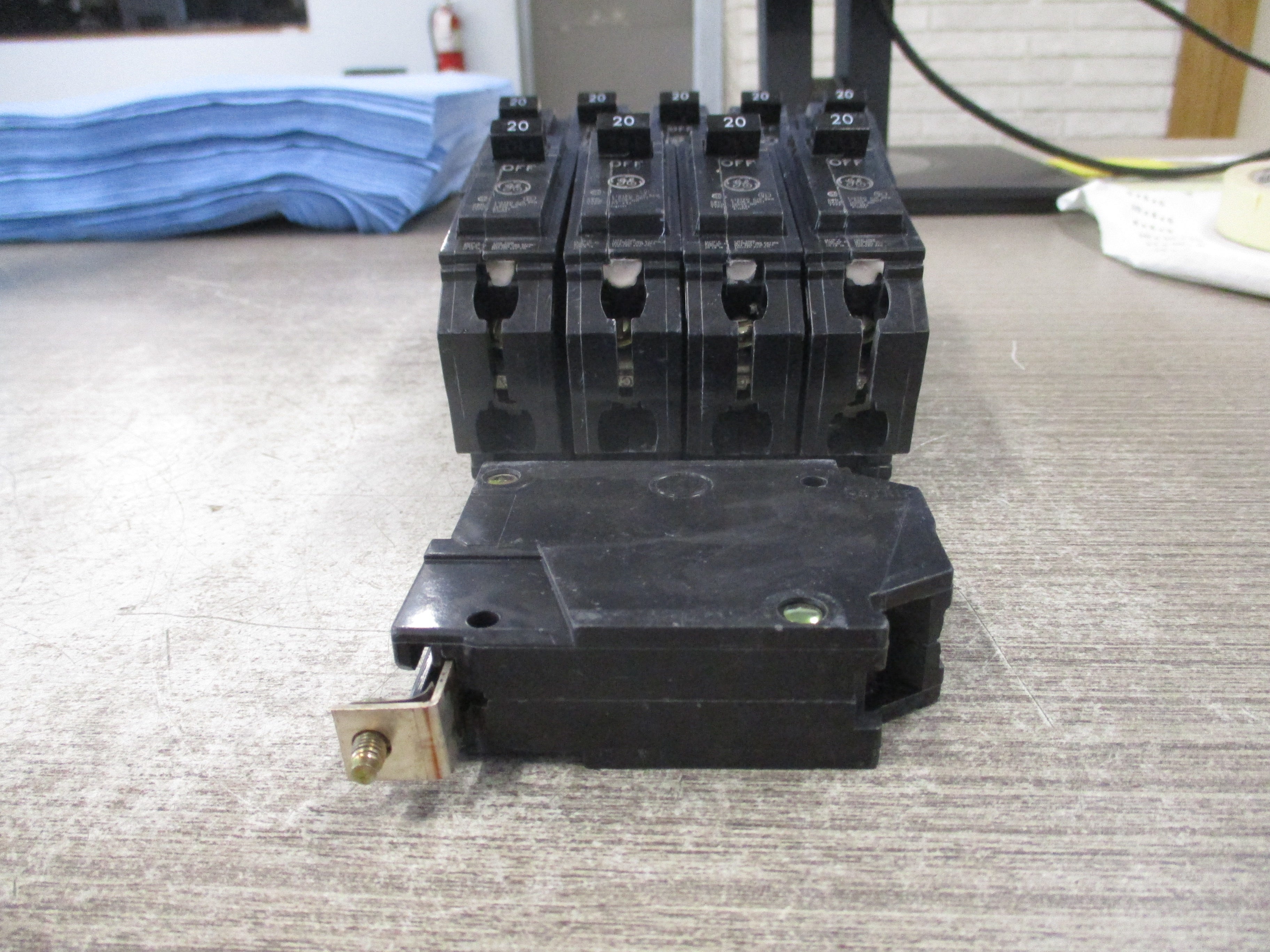 GE Bolt-on Circuit Breaker THQB1120 120/240V 20A 1P *Lot of 10* Used