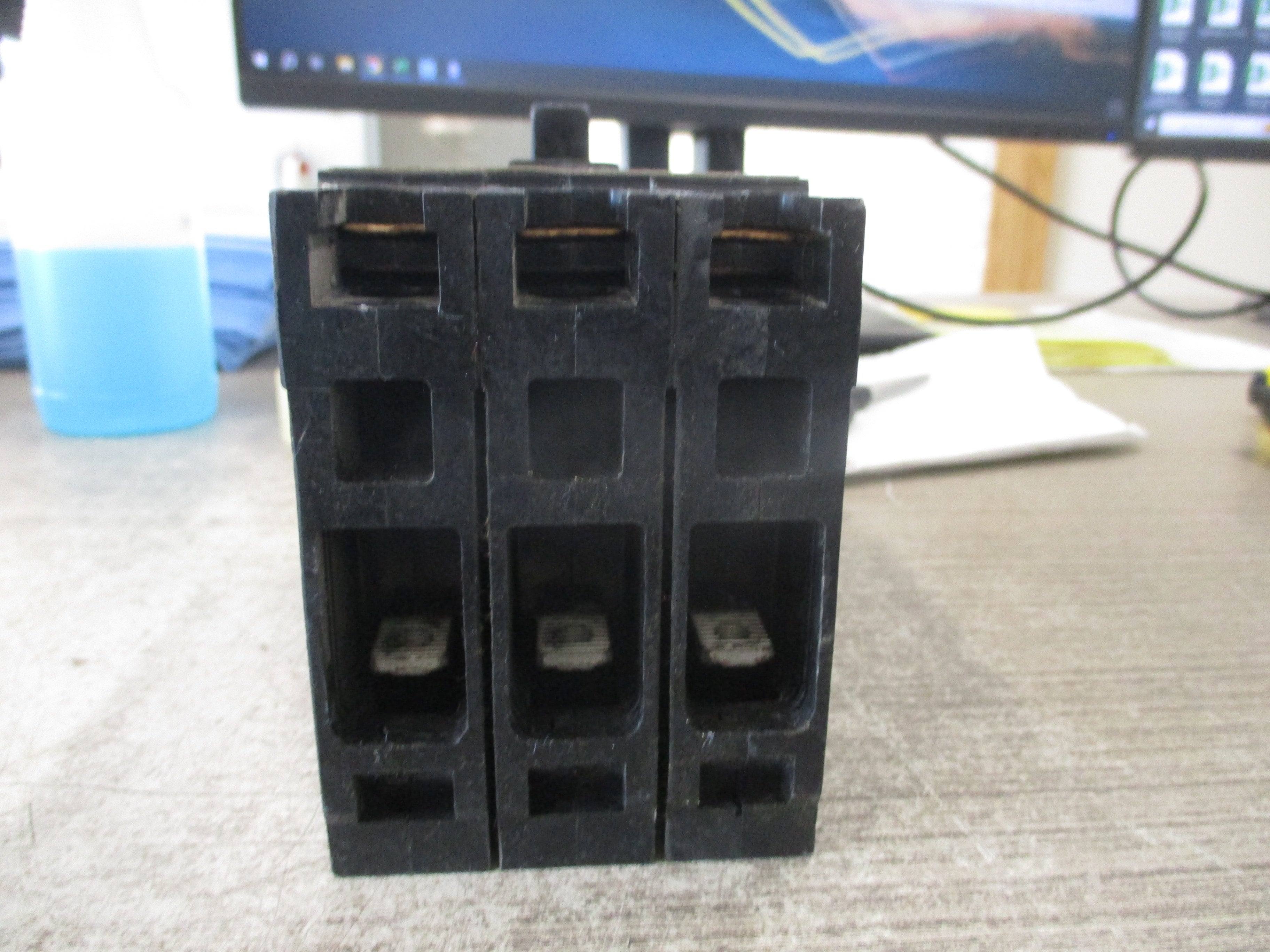 Siemens Circuit Breaker E43B015 15A 480V 3P *No Lugs* Used