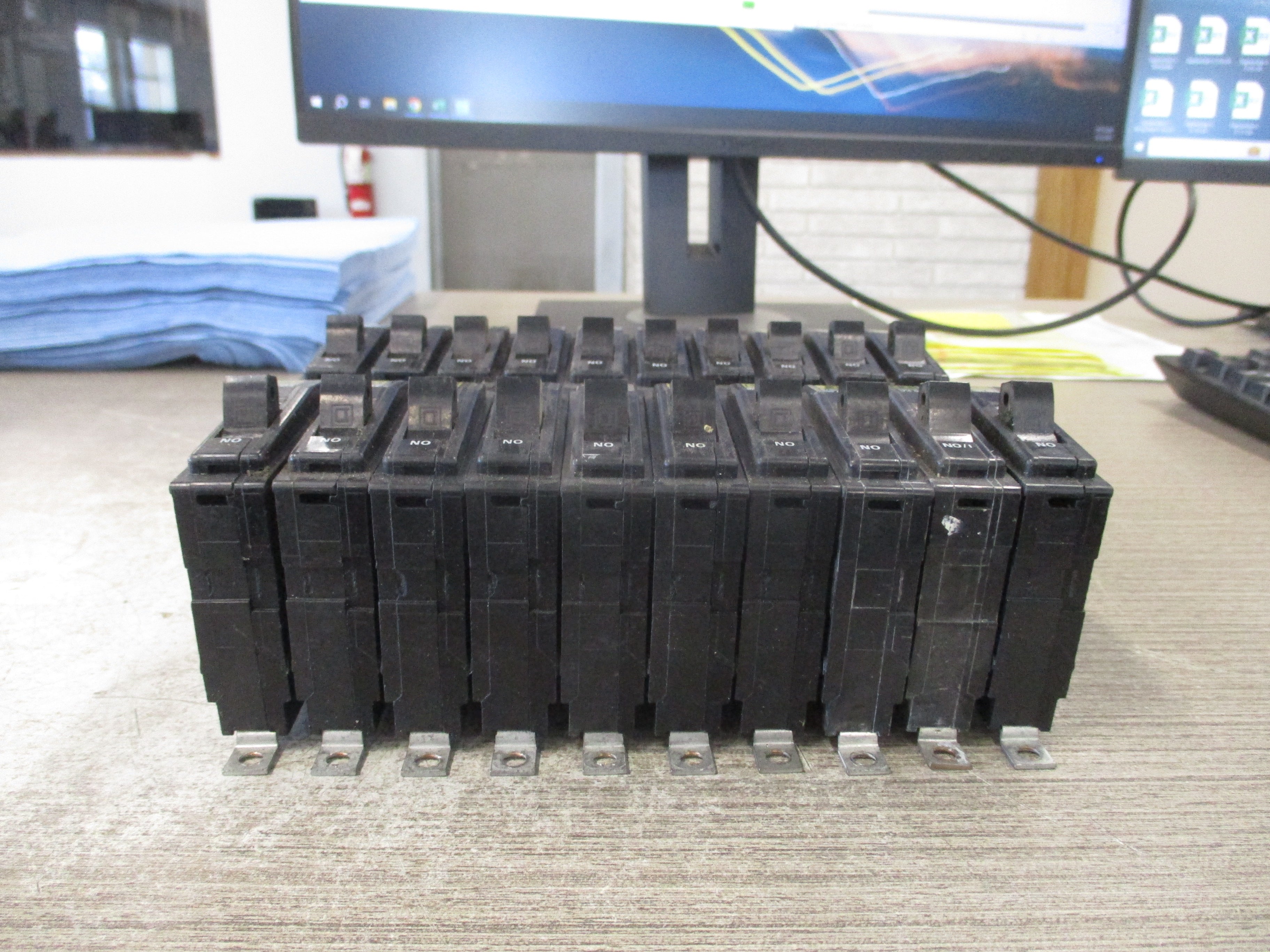 Square D Bolt-on Circuit Breaker QOB120 20A 120/240V 1P *No Mounting Screws*