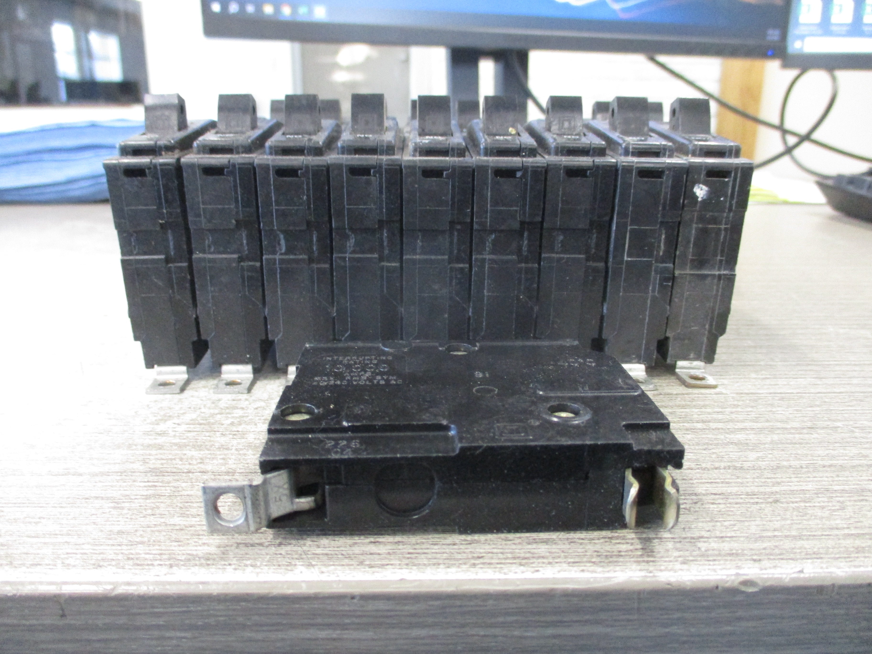 Square D Bolt-on Circuit Breaker QOB120 20A 120/240V 1P *No Mounting Screws*