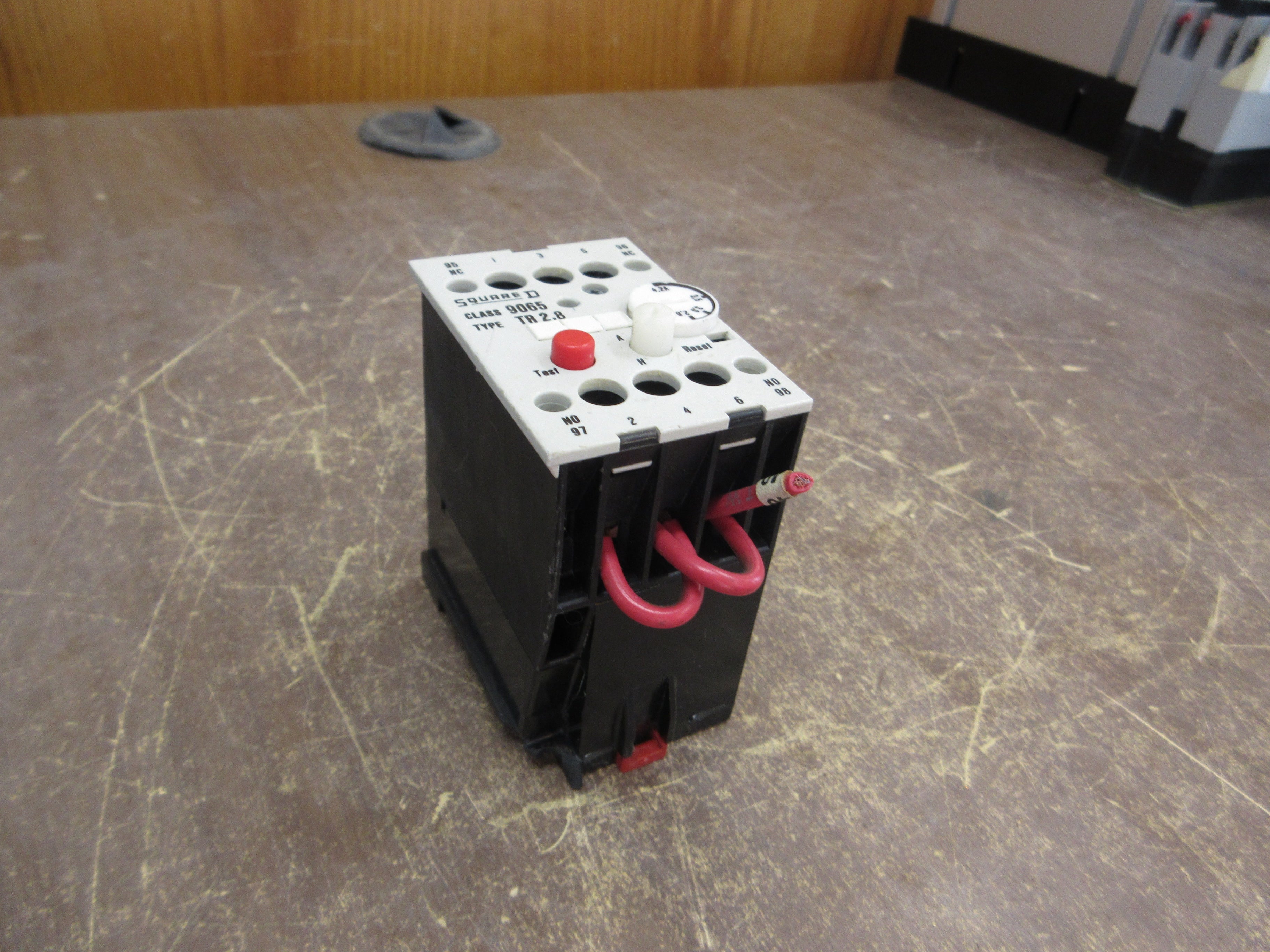 Square D Solid State Overload 9065 TR 2.8 Trip: 2.8-4.2A *Chipped Foot* Used