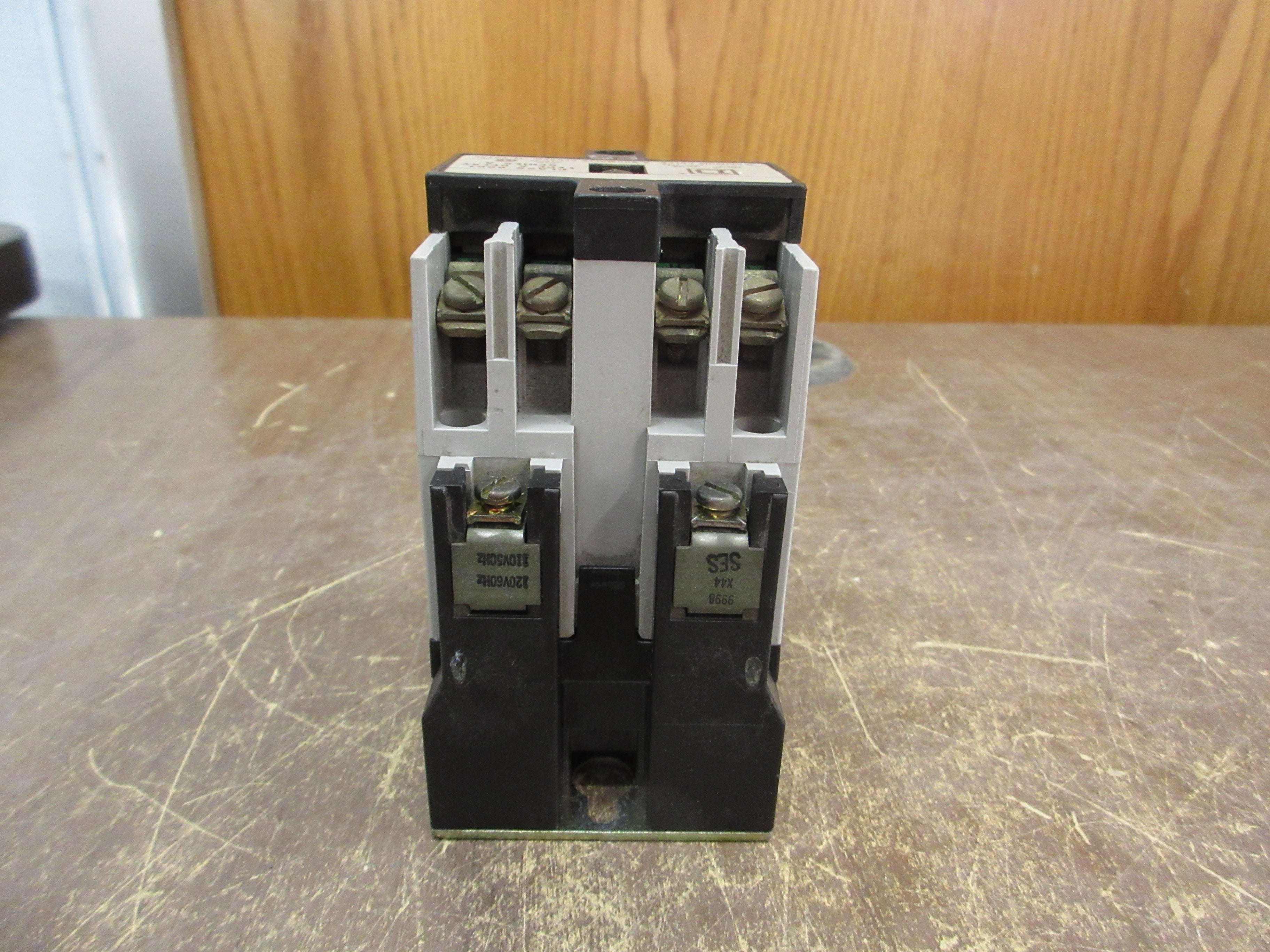 Square D Type X Relay 8501 X0 40 ES Ser. A 120V Coil 20A Used