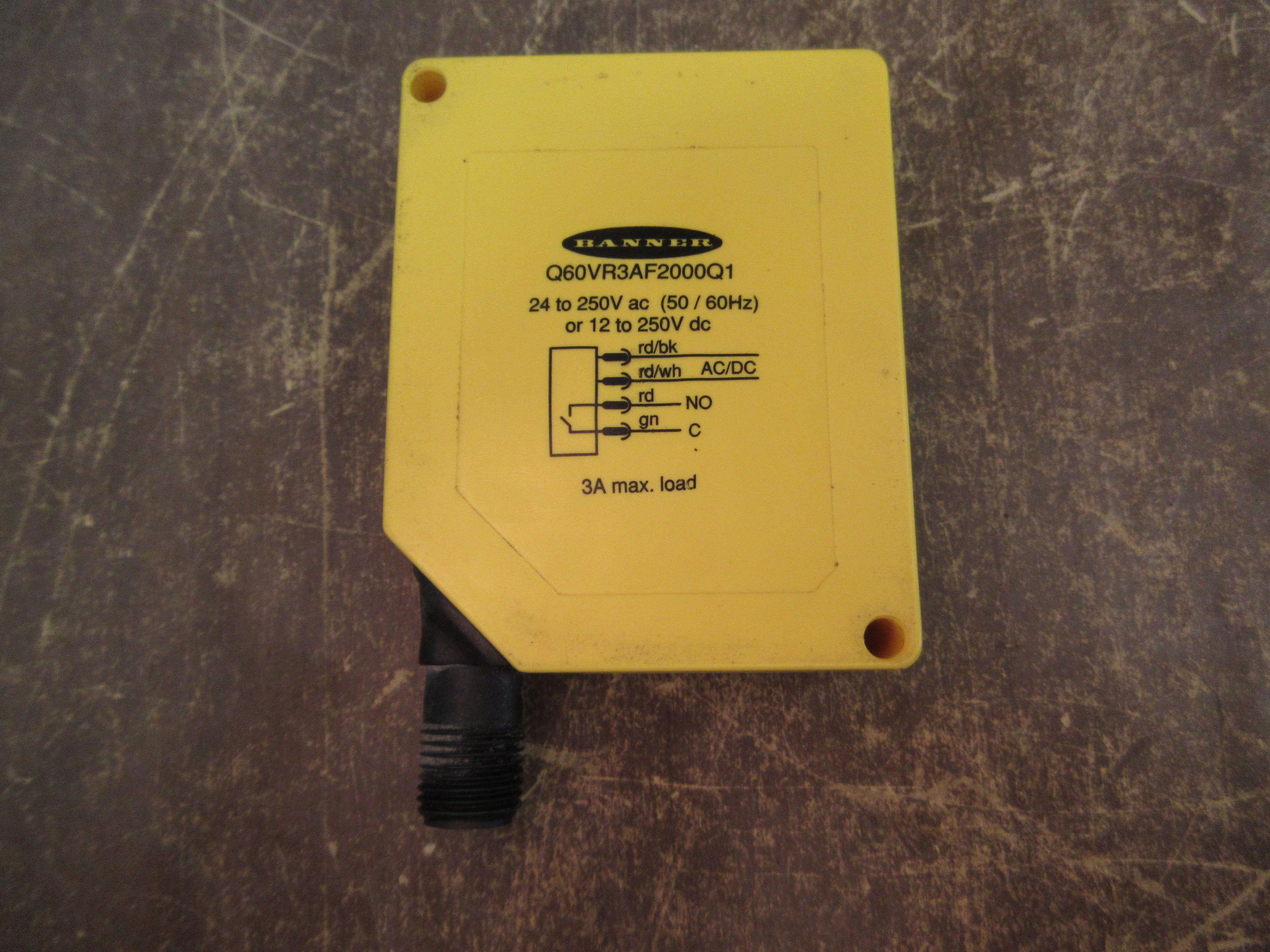 Banner Photoelectric Sensor Q60VR3AF2000Q1 24-250VAC 12-250VDC 3A Used