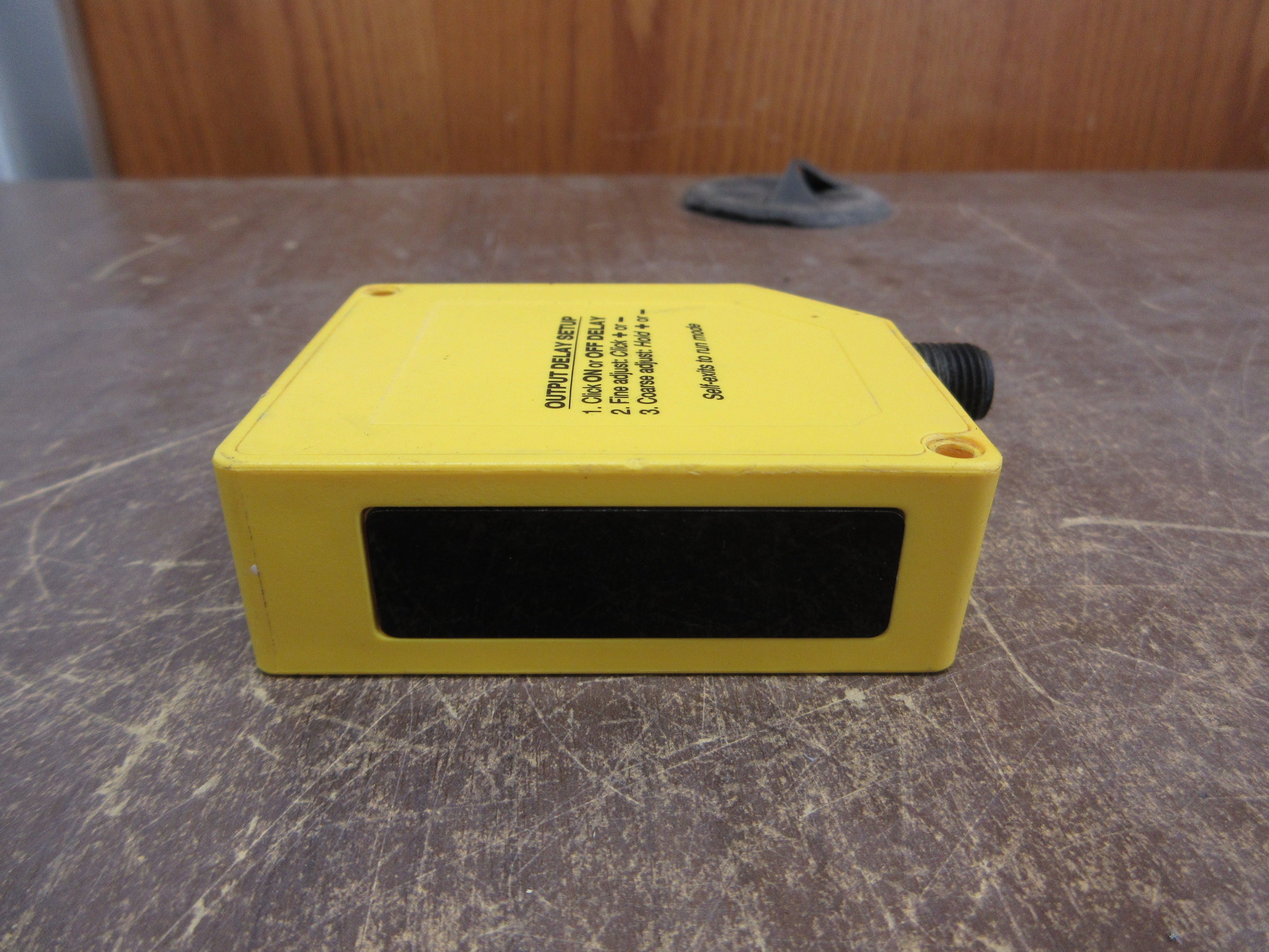 Banner Photoelectric Sensor Q60VR3AF2000Q1 24-250VAC 12-250VDC 3A Used