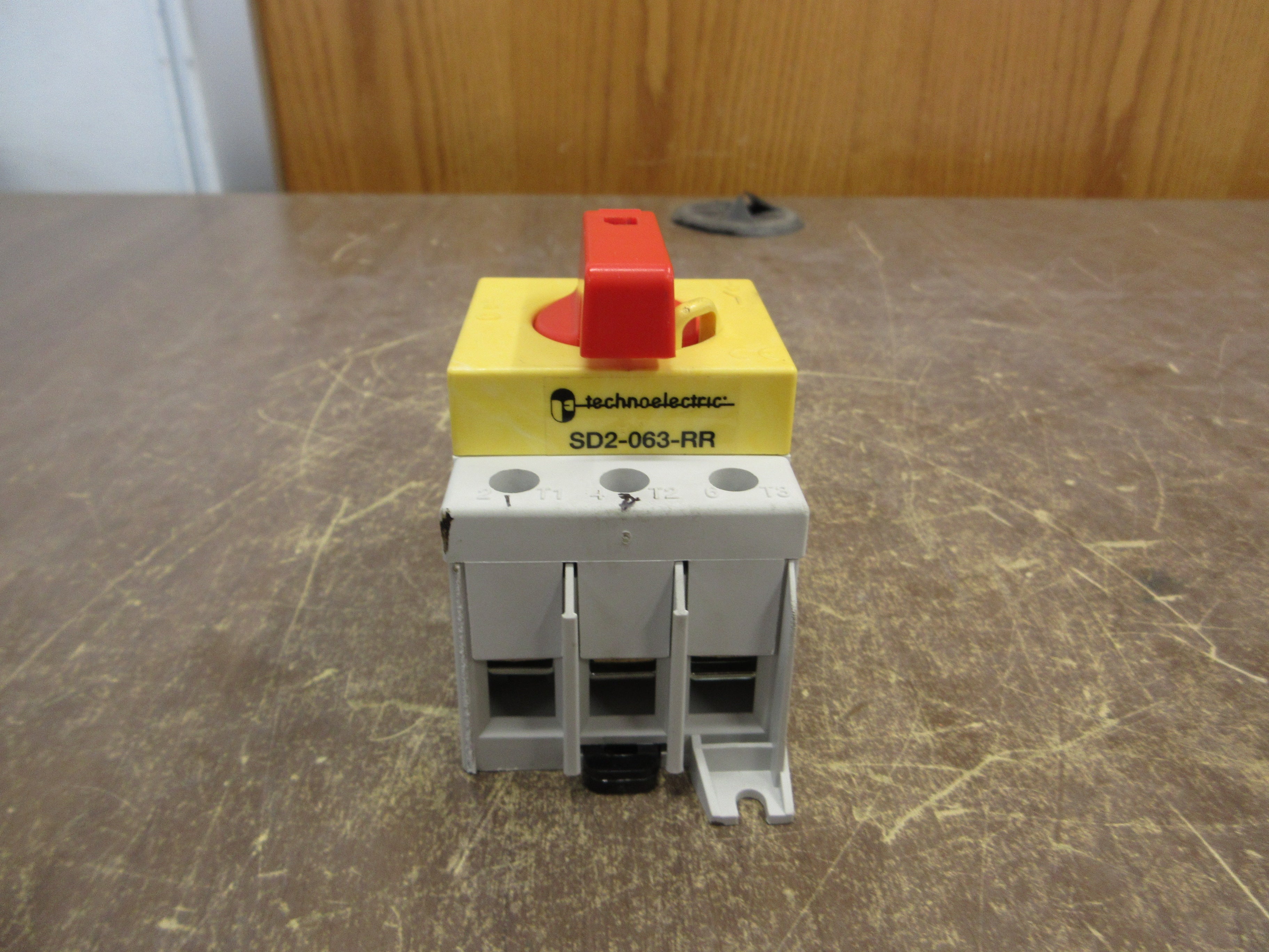 Technoelectric Disconnect Switch SD2-63A 400-690V 32/63A 50/60Hz 3P Used