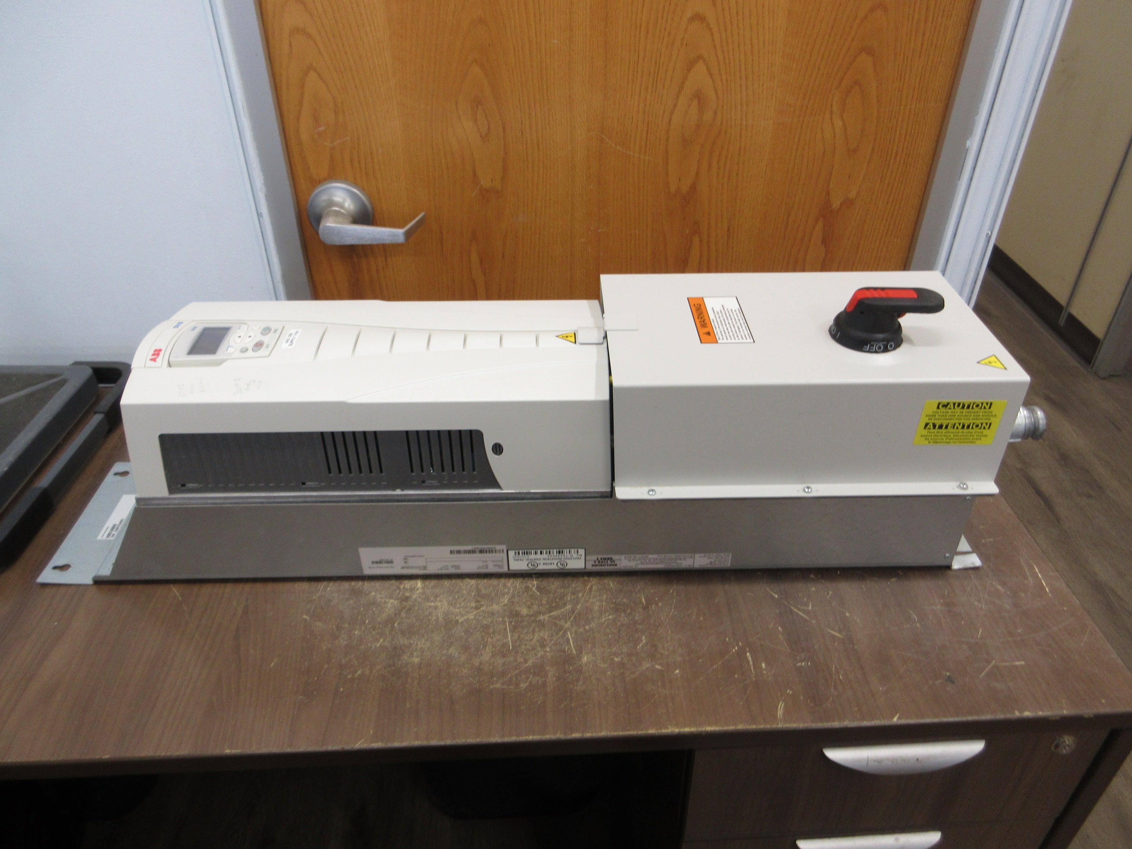 ABB ACH550 AC Drive w/ Disconnect ACH550-PDR-059A-2 20HP 3Ph w/ Keypad Used