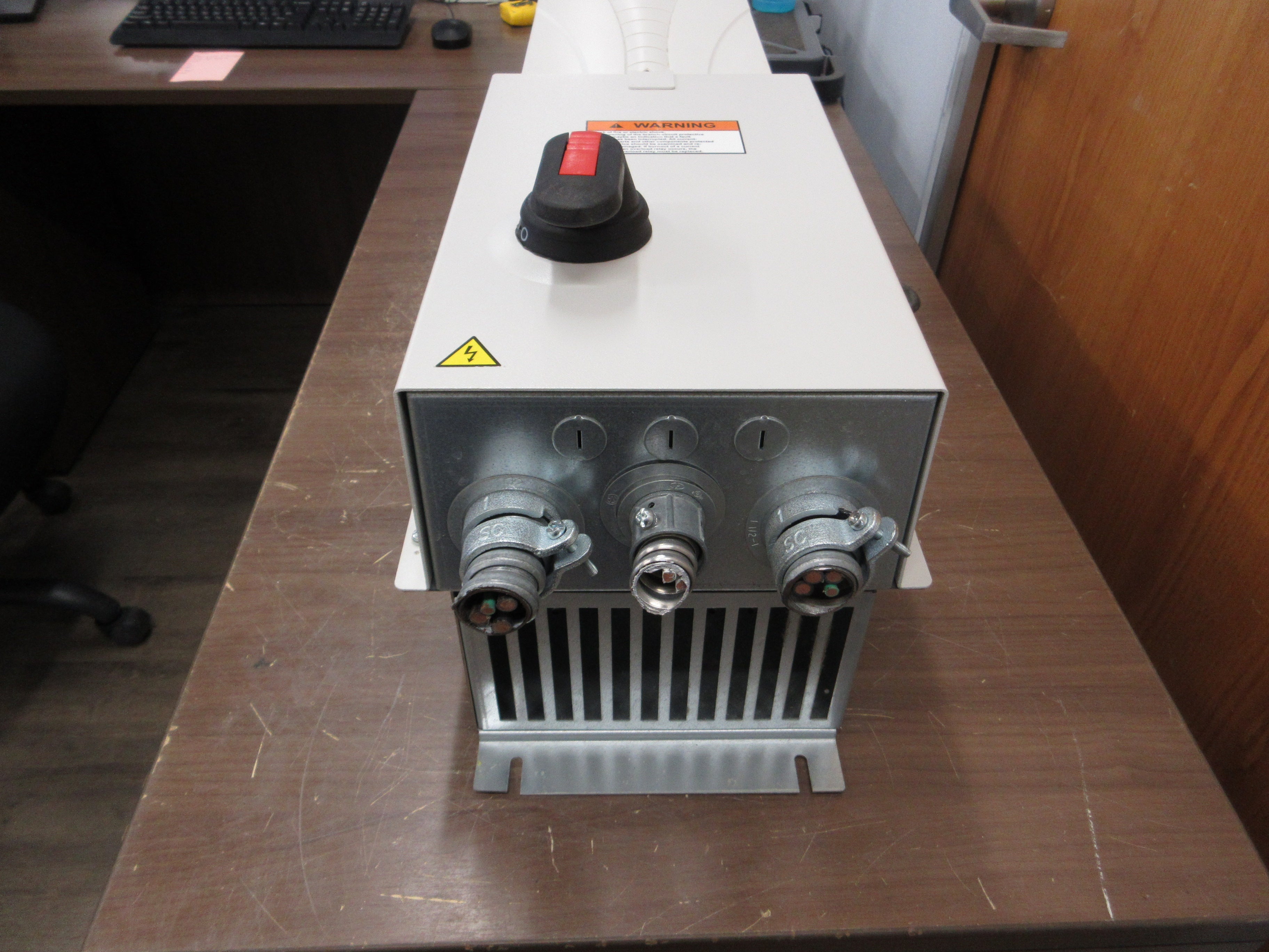 ABB ACH550 AC Drive w/ Disconnect ACH550-PDR-059A-2 20HP 3Ph w/ Keypad Used