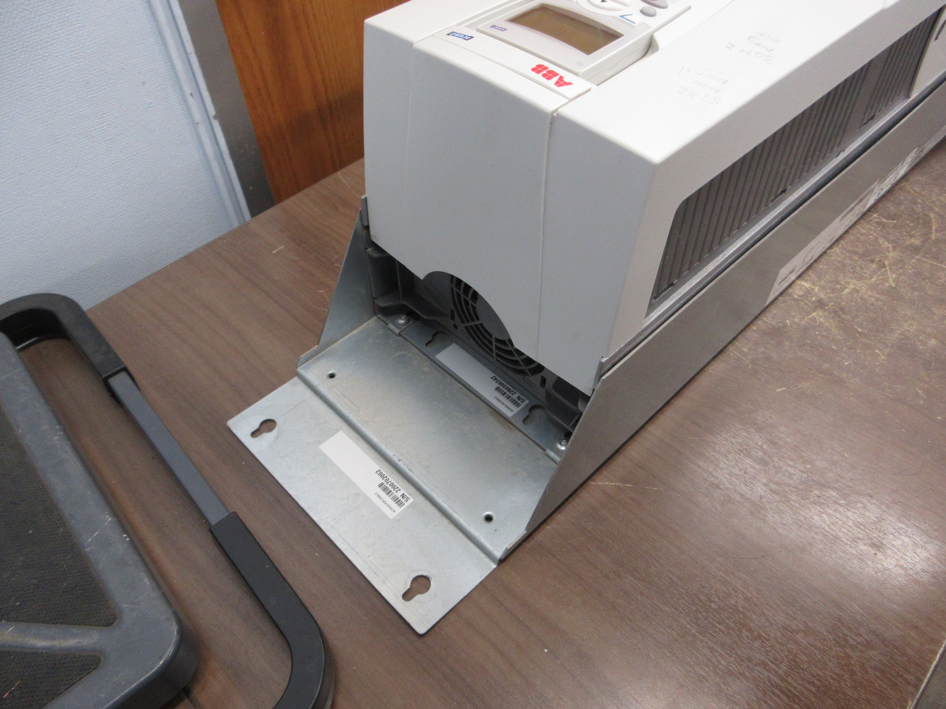 ABB ACH550 AC Drive w/ Disconnect ACH550-PDR-059A-2 20HP 3Ph w/ Keypad Used