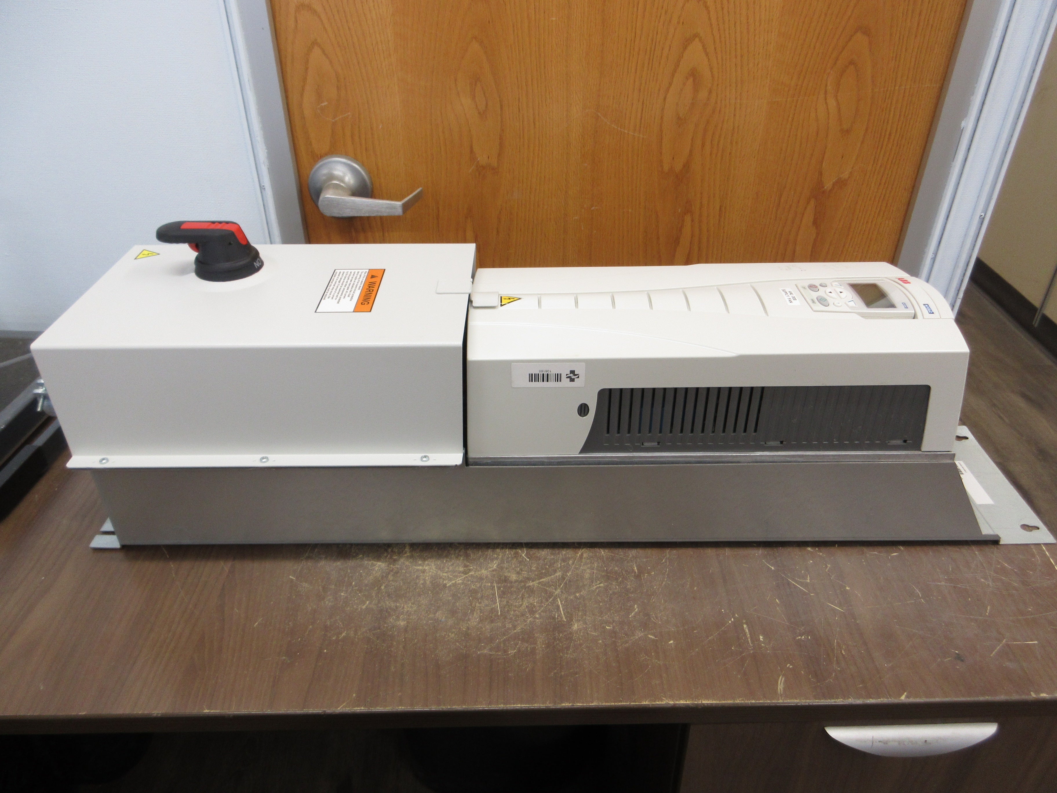 ABB ACH550 AC Drive w/ Disconnect ACH550-PDR-059A-2 20HP 3Ph w/ Keypad Used