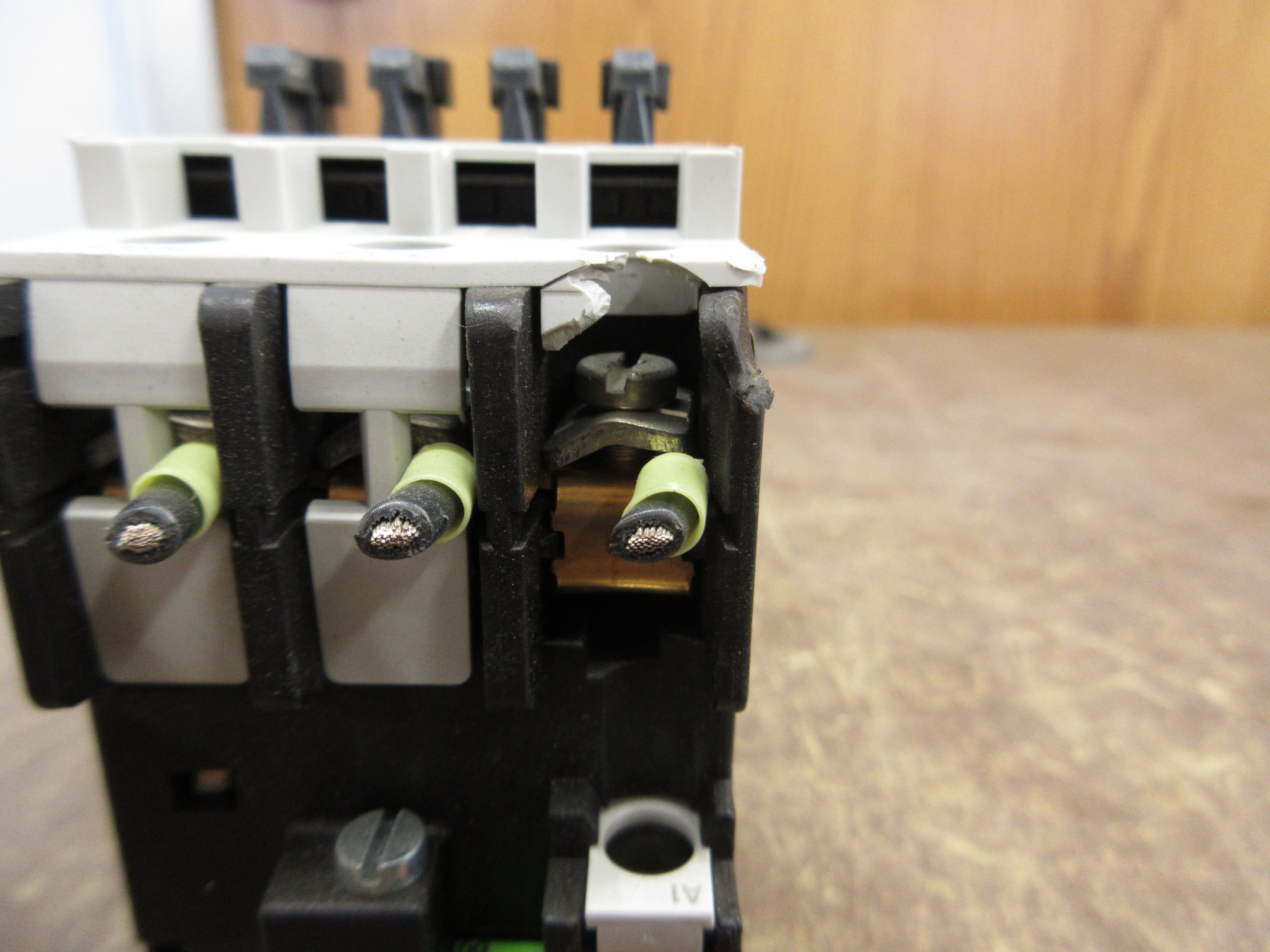 Siemens Contactor 3TF3300-0A 24V Coil 30A 600V *Broken Corner* Used