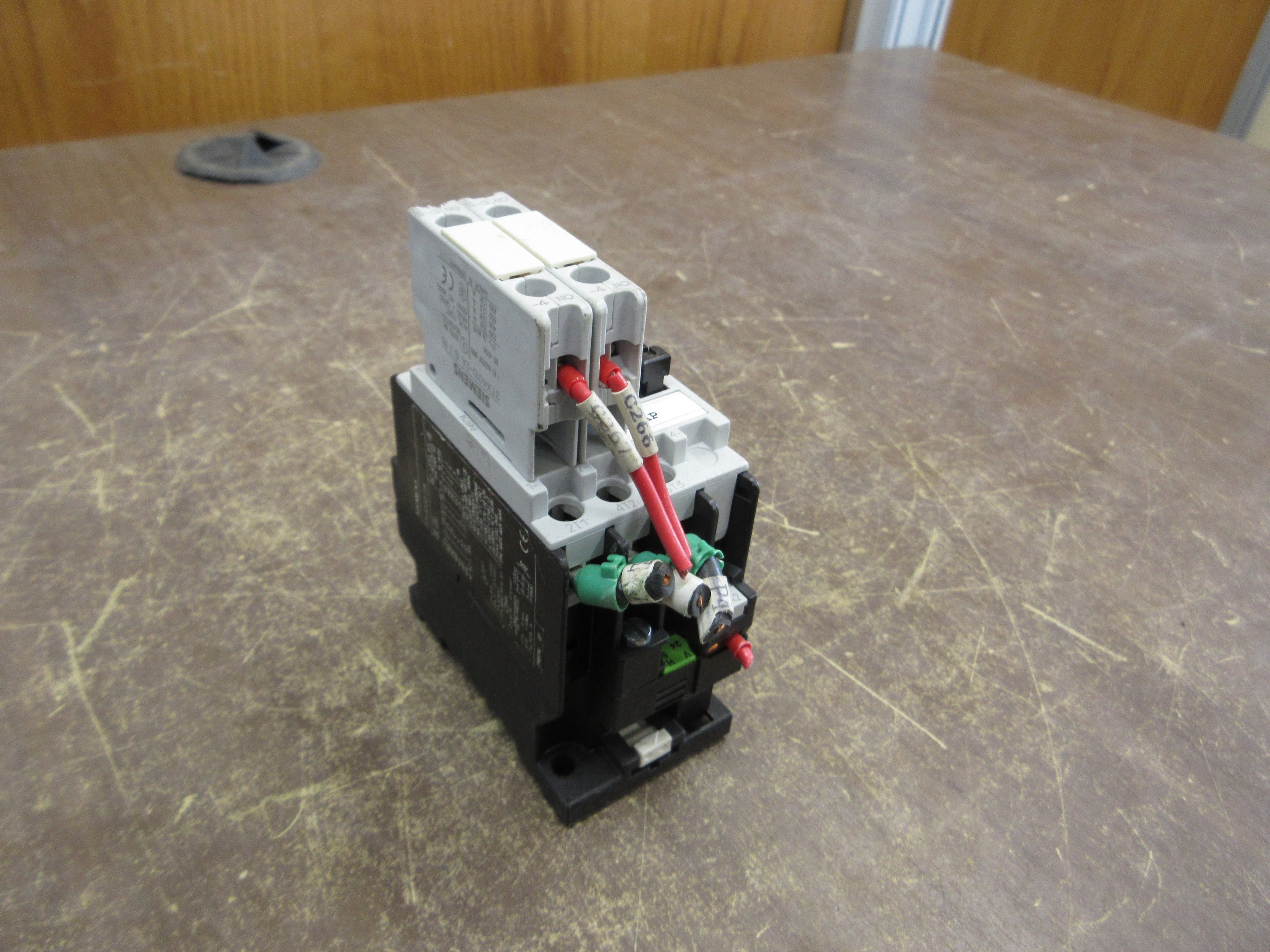 Siemens Contactor 3TF3000-0A 24V Coil 20A 600V w/ (2) Aux Contacts Used