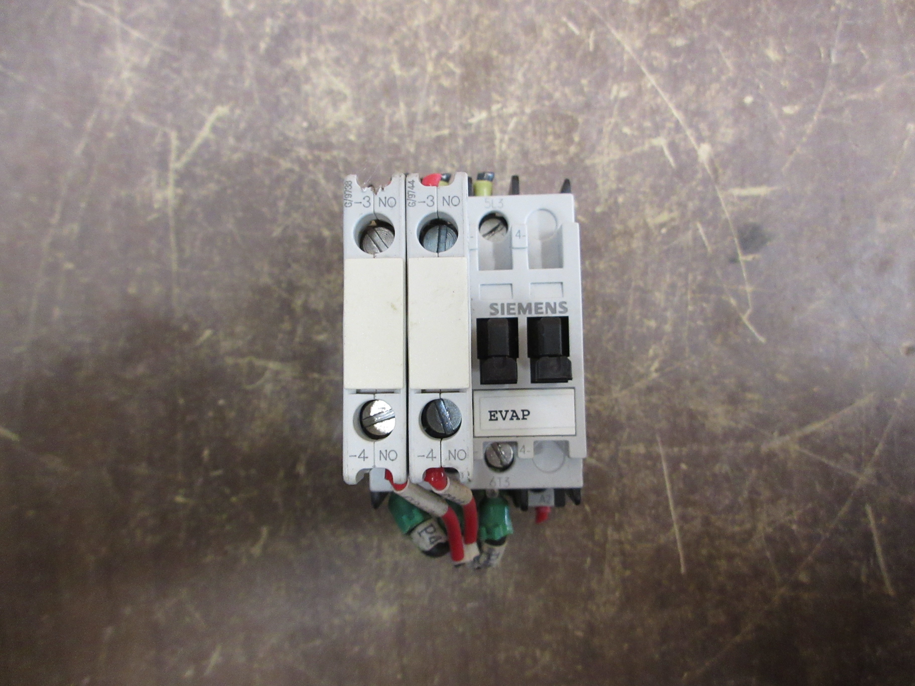 Siemens Contactor 3TF3000-0A 24V Coil 20A 600V w/ (2) Aux Contacts Used