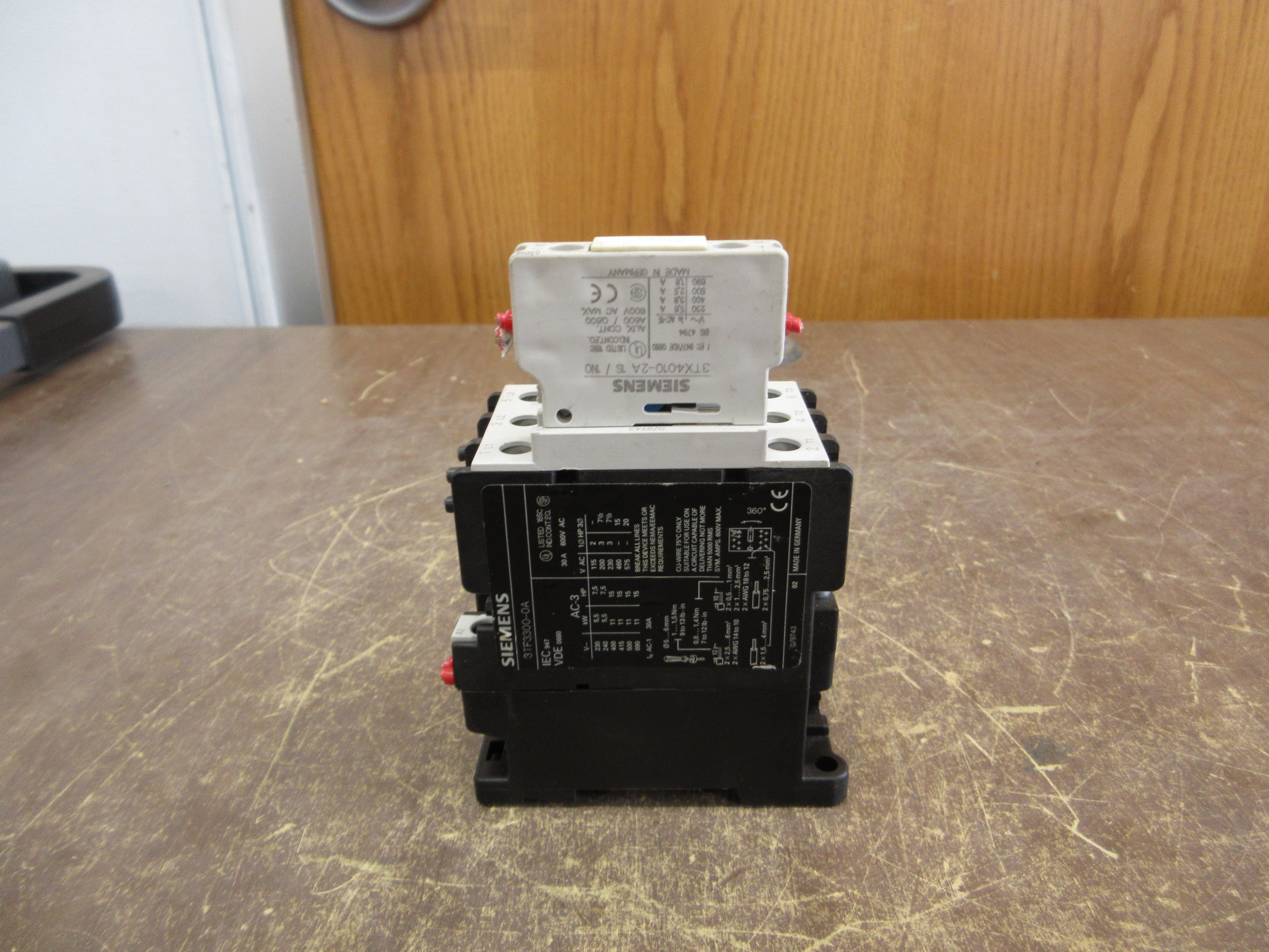 Siemens Contactor 3TF3300-0A 24V Coil 30A 600V w/ (1) Aux Contact Used