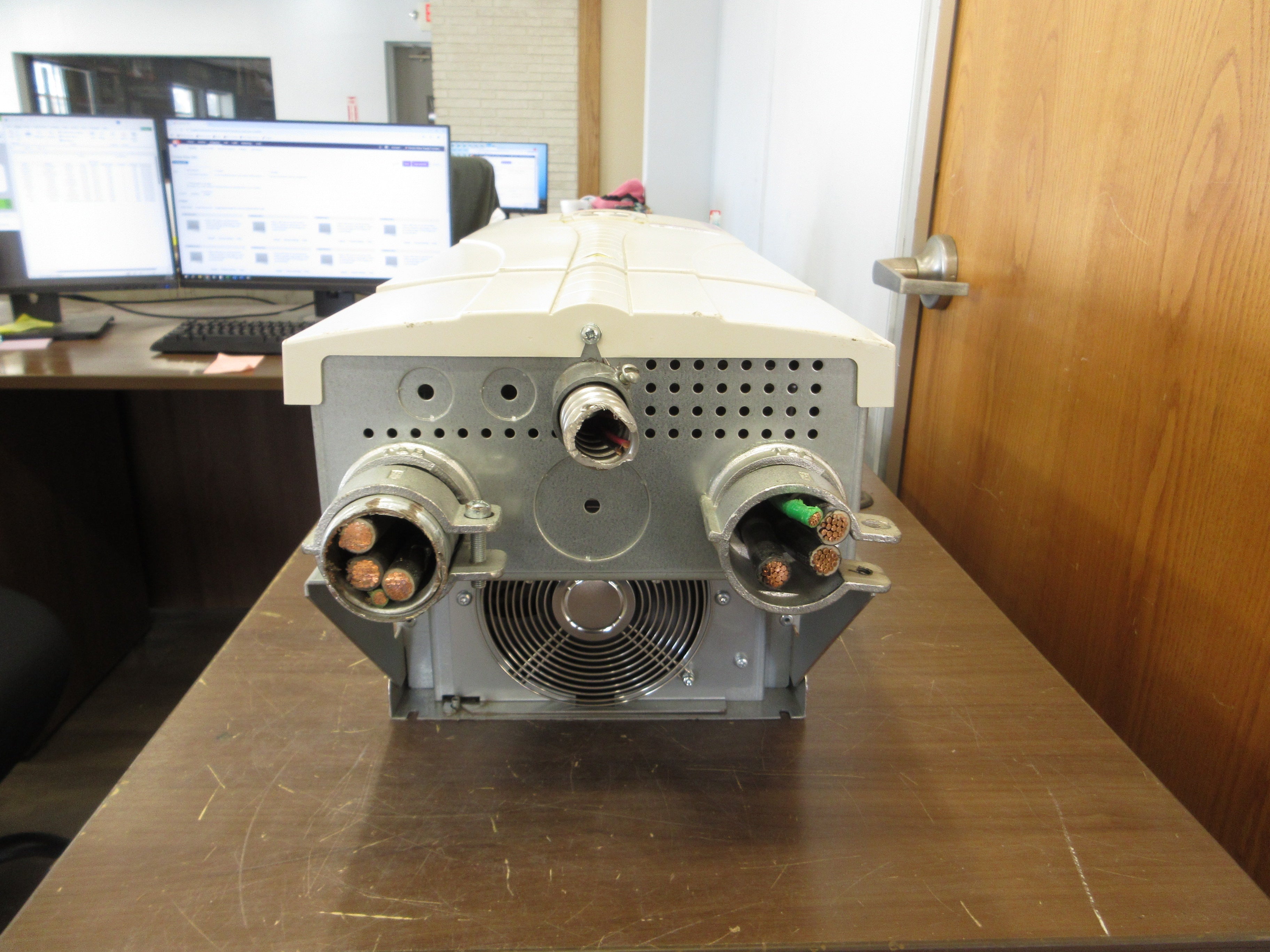 ABB ACH550 AC Drive ACH550-UH-125A-4 100HP 3Ph w/ Keypad Used