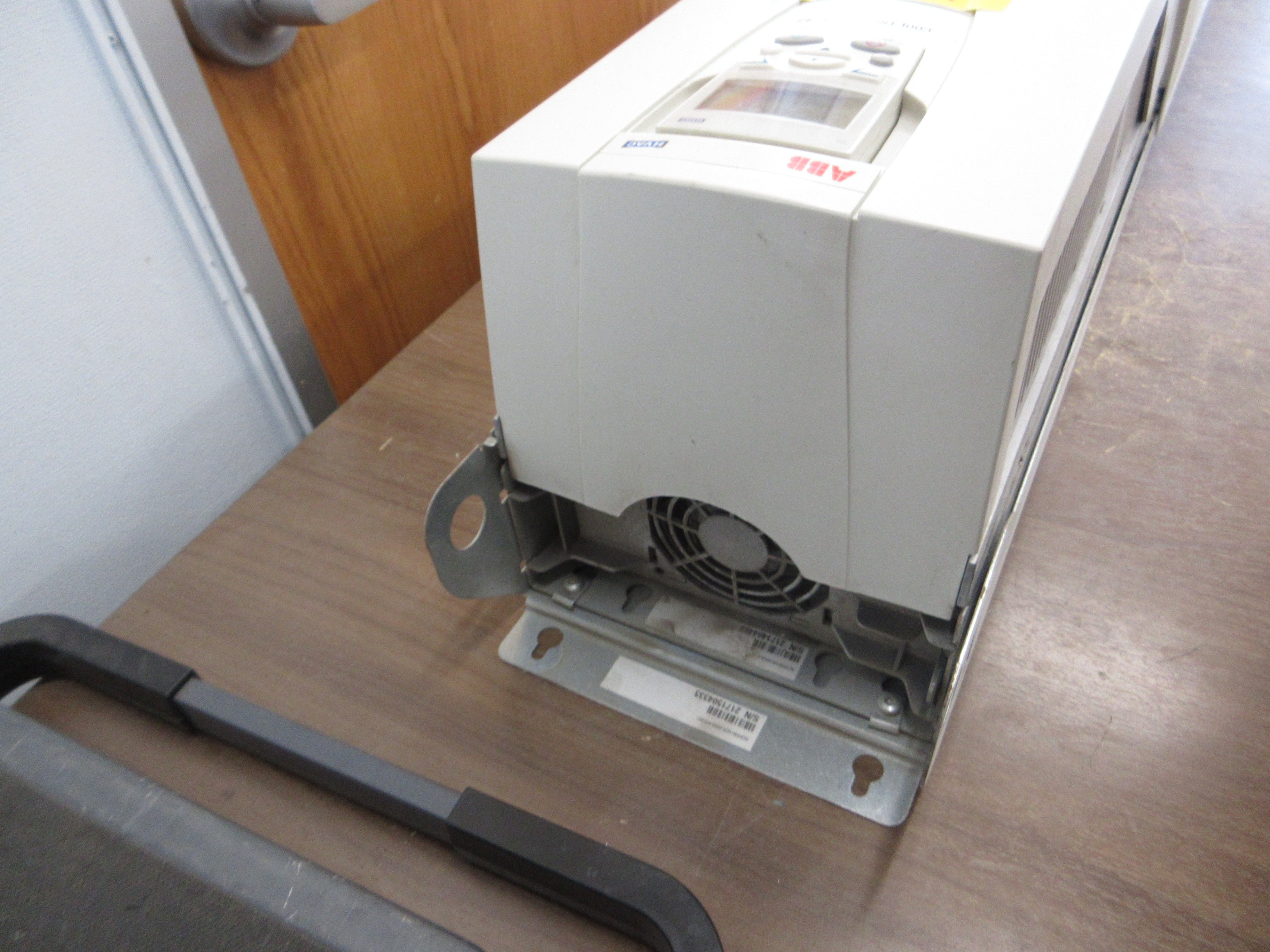 ABB ACH550 AC Drive w/ Bypass ACH550-VCR-045A-4+F267 30HP 3Ph w/ Keypad Used