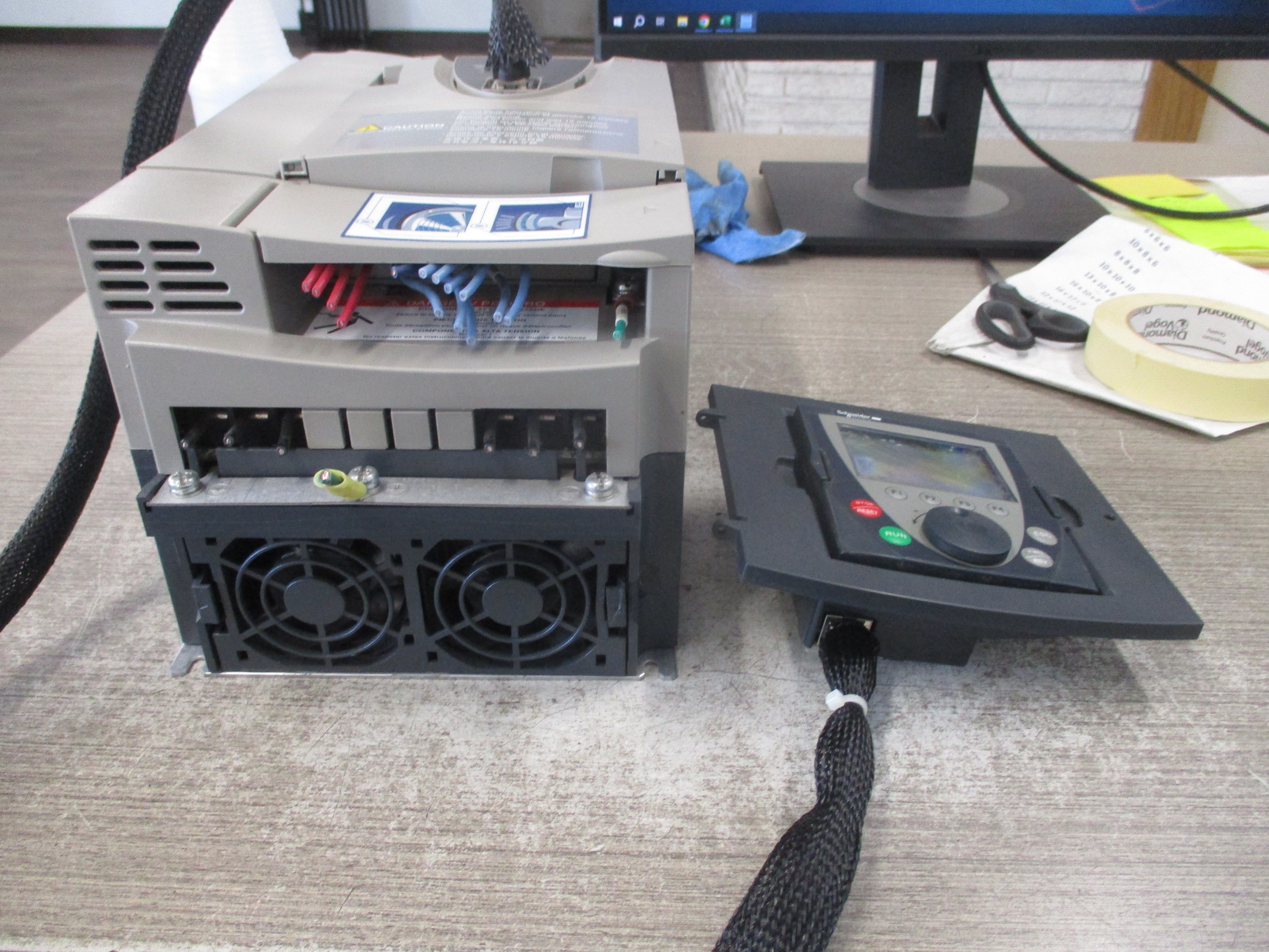 Schneider Electric AC Drive ATV61HU55N4 7.5HP 3Ph Input: 380-480V 50/60Hz 20.3A