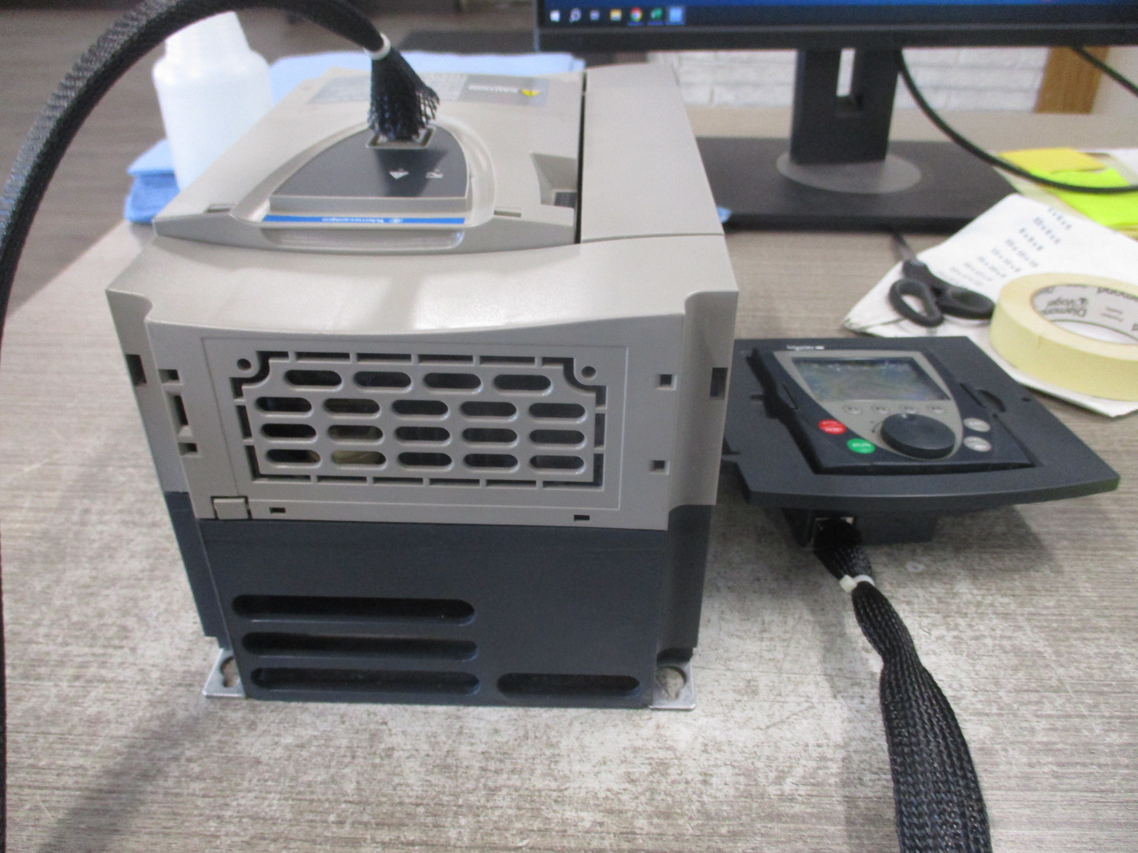 Schneider Electric AC Drive ATV61HU55N4 7.5HP 3Ph Input: 380-480V 50/60Hz 20.3A