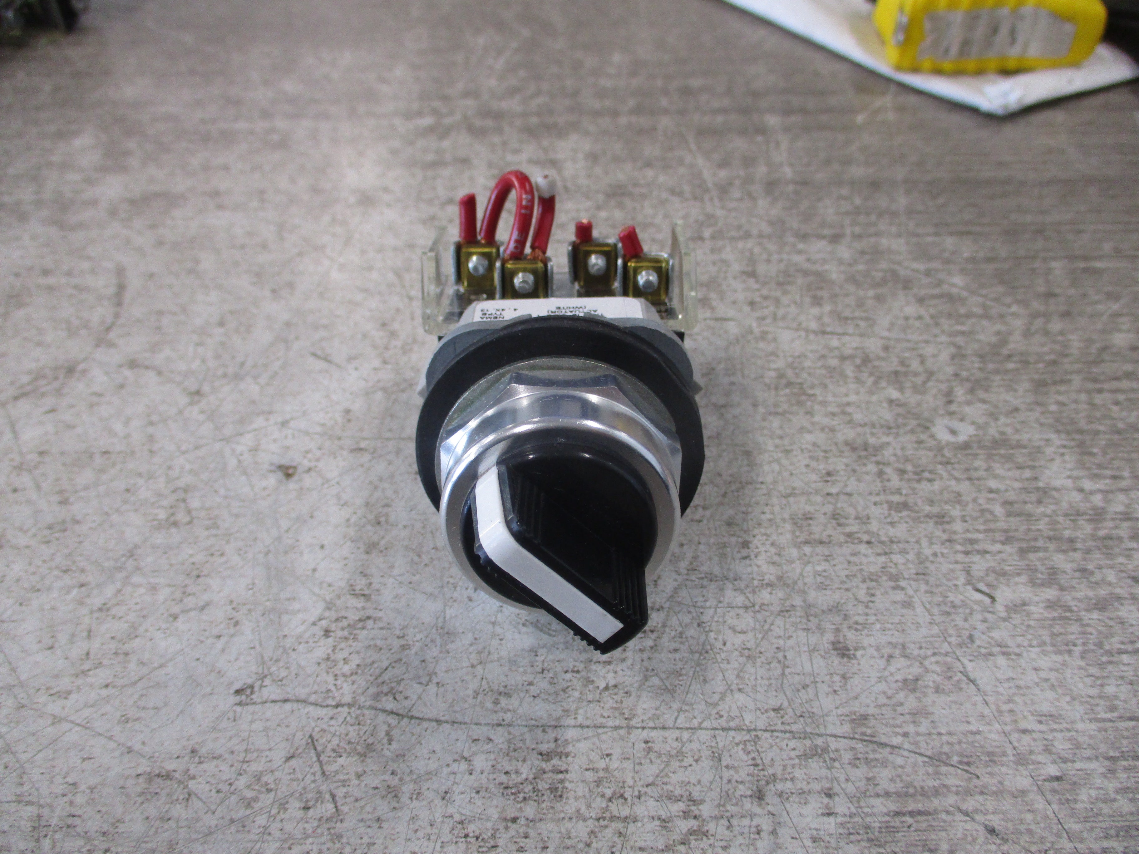 Allen-Bradley Selector switch 800T-H2 Ser. T Nema 4,4X,13 Used