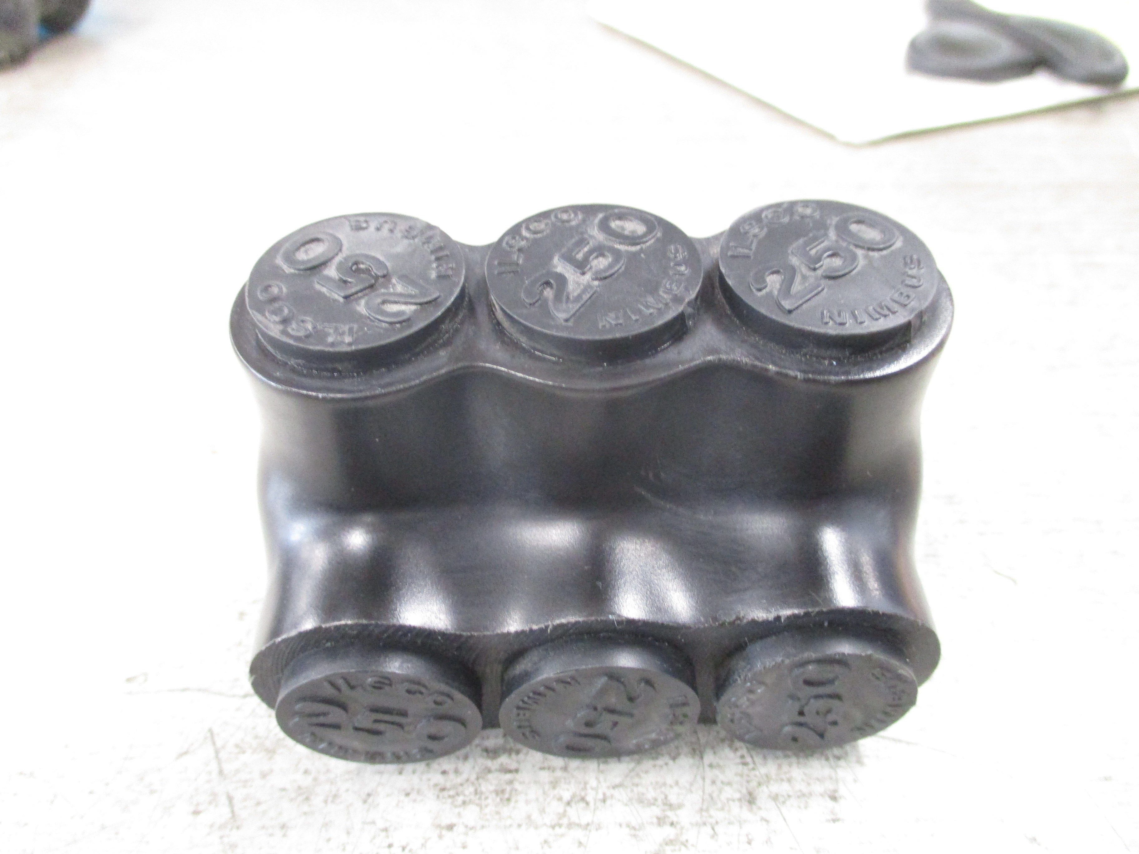 Ilsco Multi-Tap Connector PBTD-3-250 250KCMIL-6 3P 600V Used