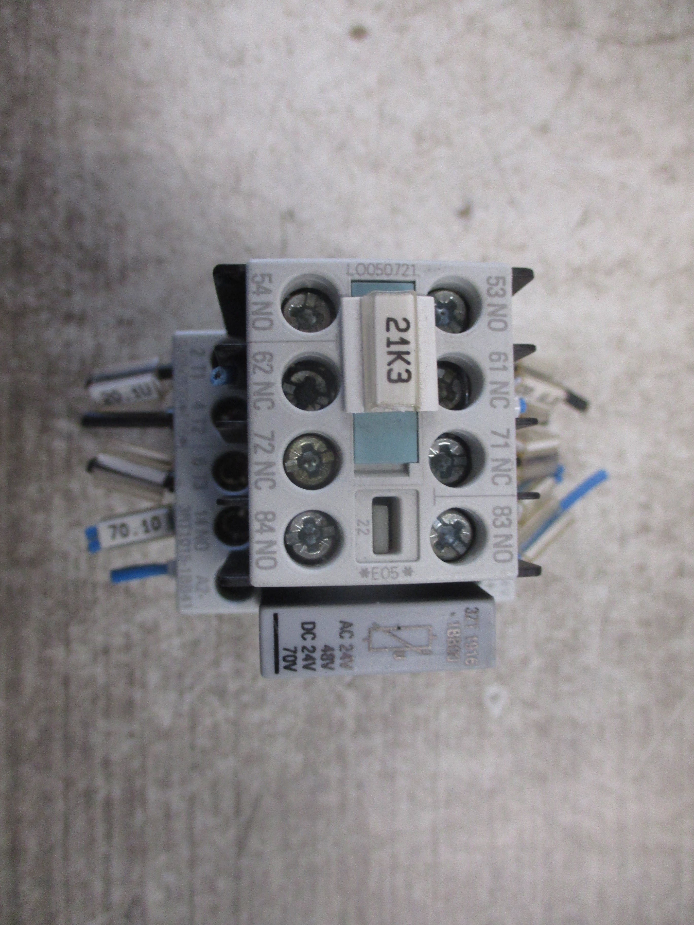 Siemens Sirius 3R Contactor 3RT1015-1BB41 24V Coil 16A 600V w/ Aux Contact Block