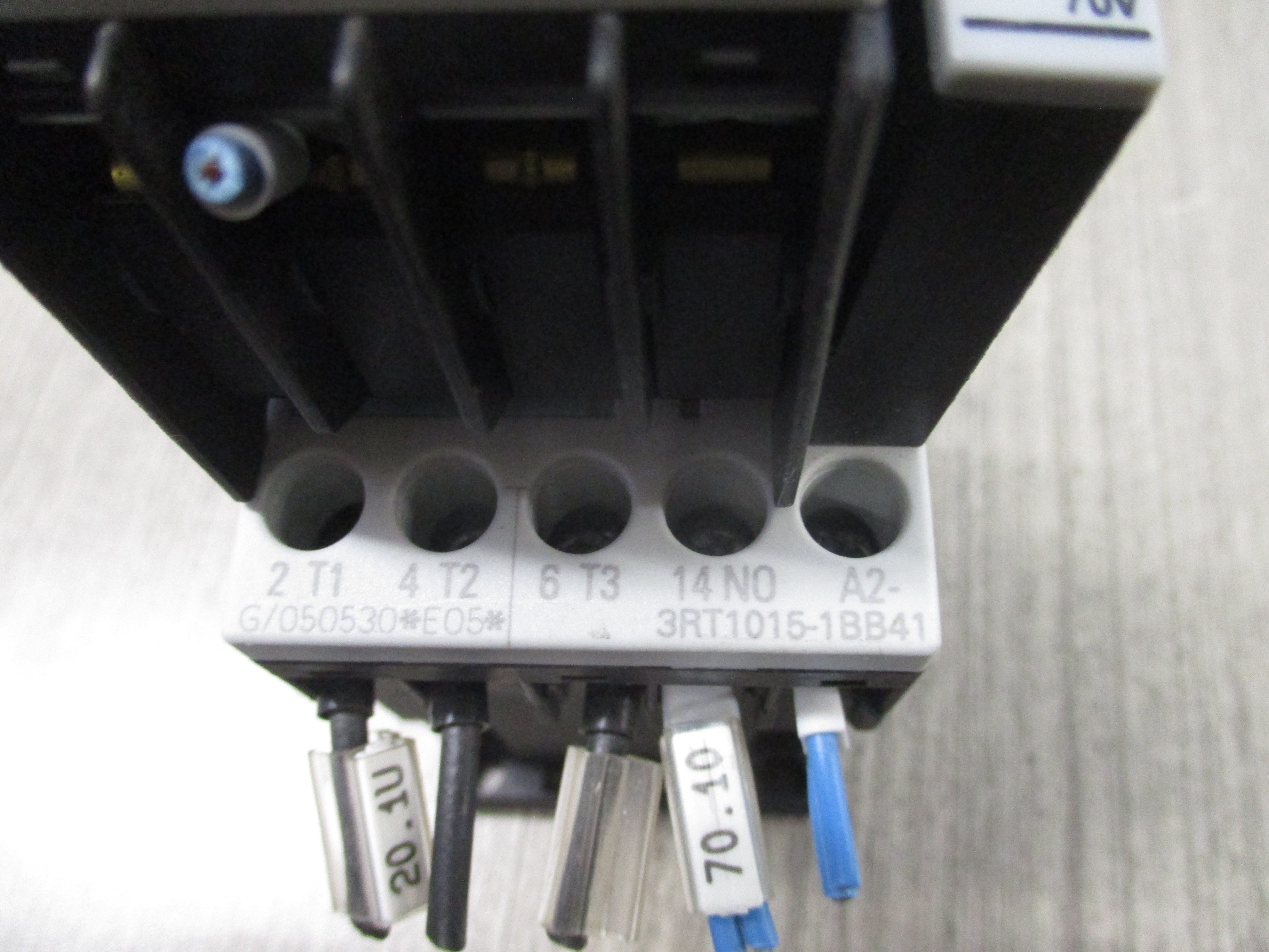 Siemens Sirius 3R Contactor 3RT1015-1BB41 24V Coil 16A 600V w/ Aux Contact Block