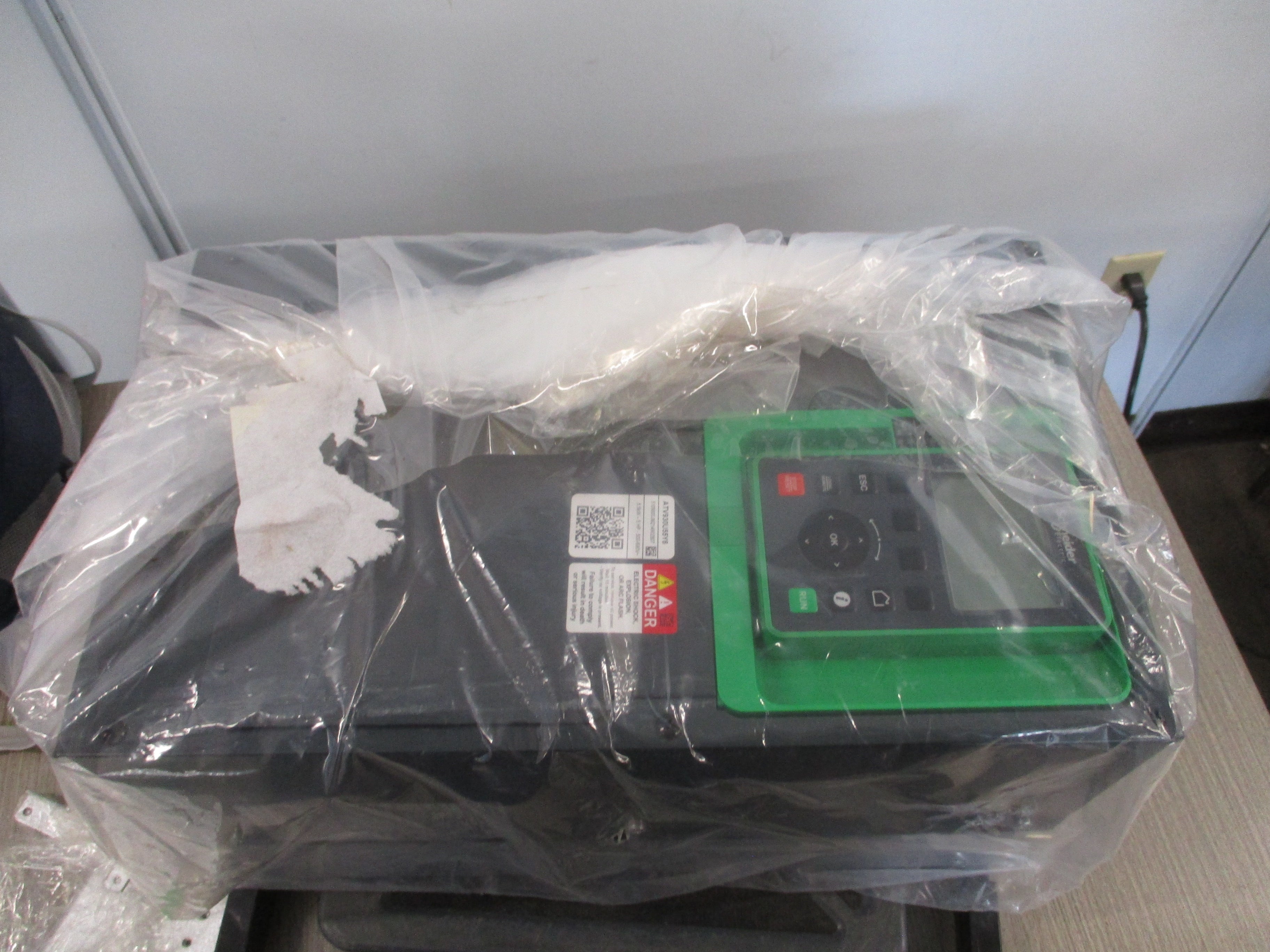 Schneider Electric Altivar AC Drive ATV320U07S6C 1HP 3Ph 525-600V 50/60Hz