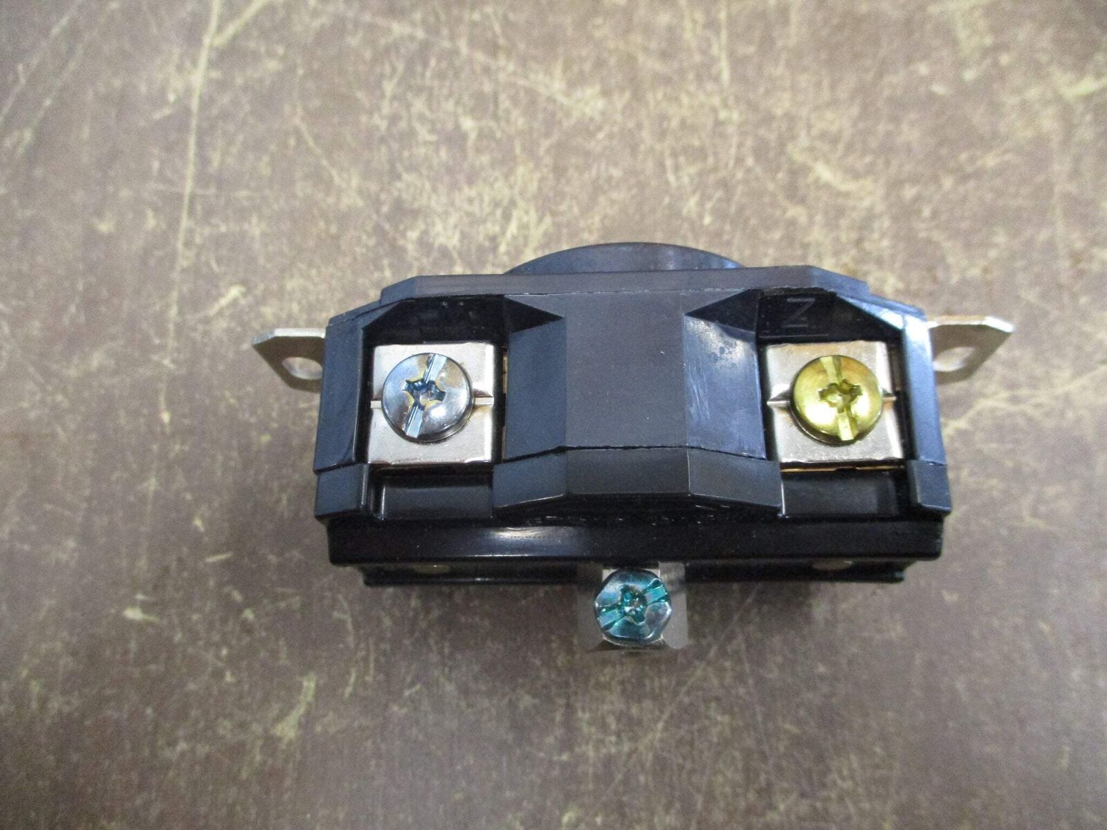 Leviton Receptacle 2520 20A 277/480V New Surplus