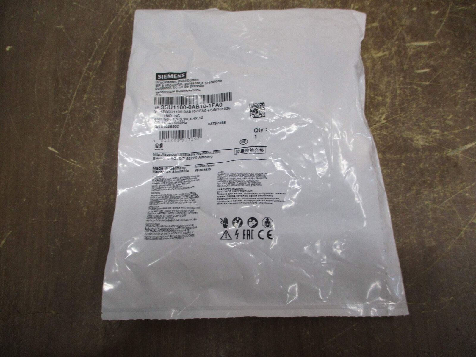 Siemens Pushbutton 3SU1100-0AB10-1FA0 Type 3R, 4X, 12 Enclosure New Surplus