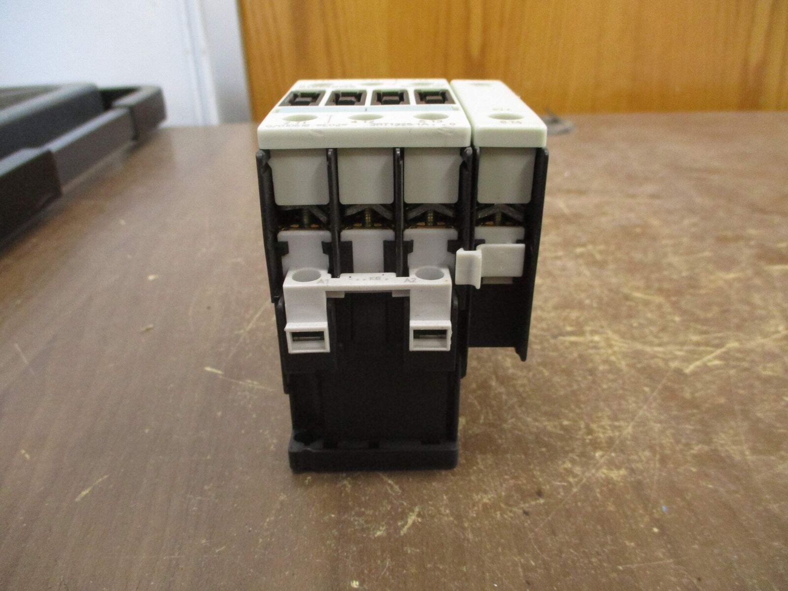 Siemens Sirius 3R Contactor 3RT1325-1A..0 30A 690V 120V Coil *Chipped* Used