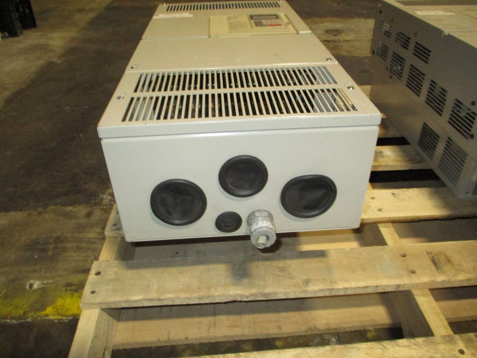 Yaskawa Varispeed P7 AC Drive CIMR-P7U4055 100HP 3Ph w/ Keypad Used
