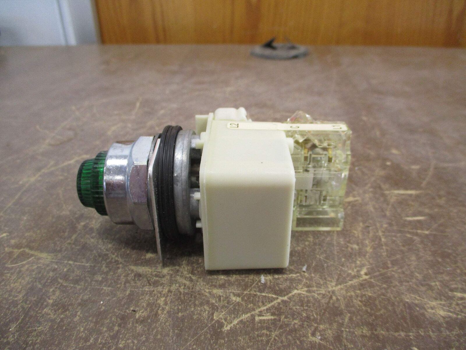 Square D Illuminated Push Button 9001 KM1 Ser. H 110-120V 50-60Hz Green Used.