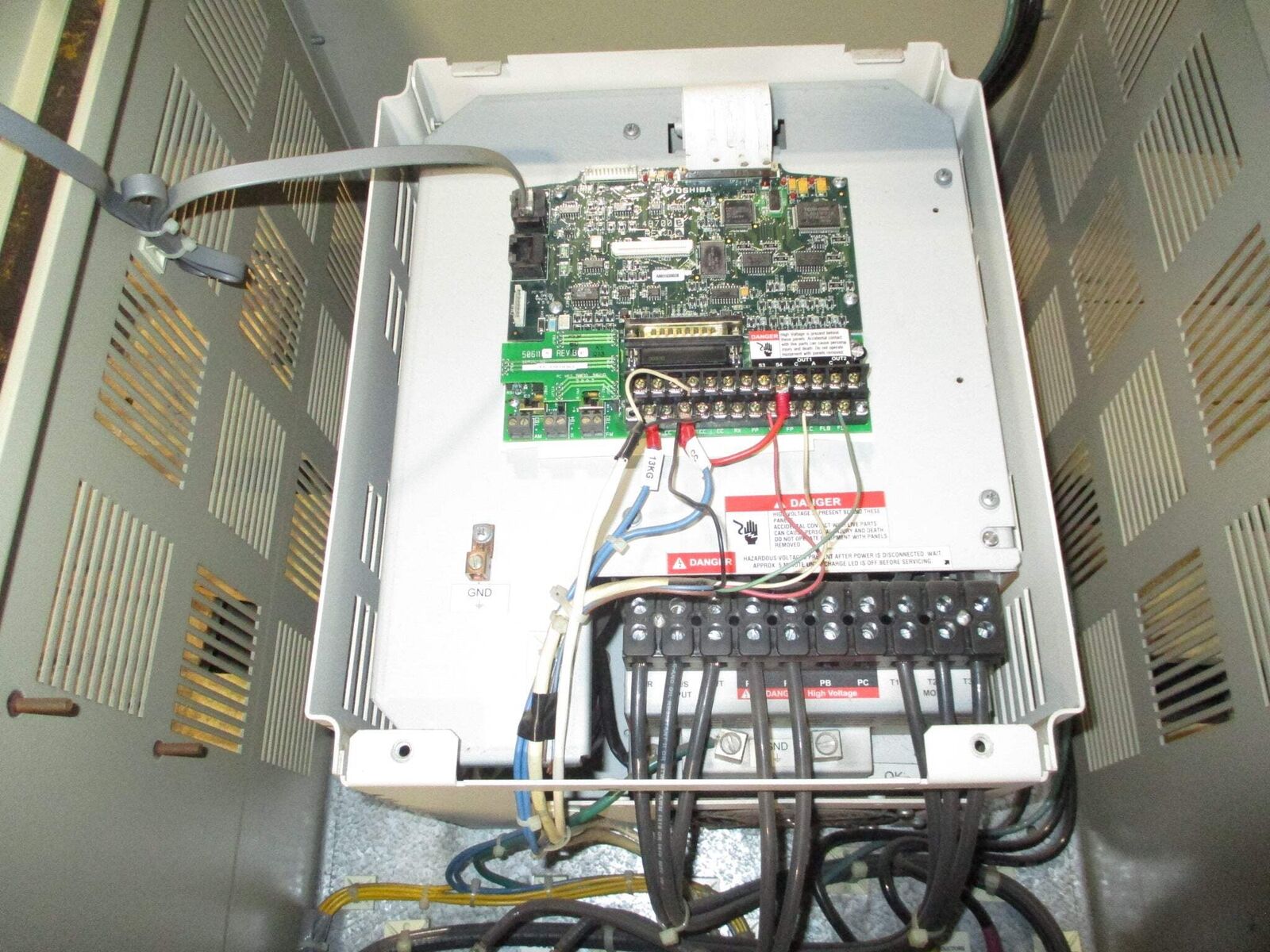 Toshiba AC Drive H74400EERD 40HP 3Ph w/ Keypad (Missing Dial) Used