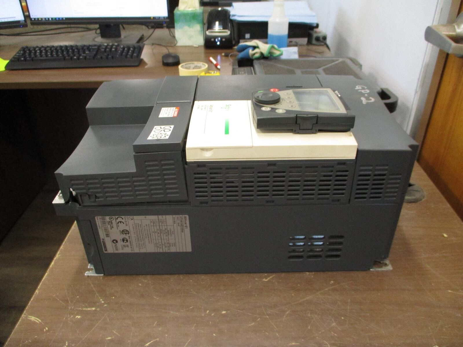 Schneider Electric Altivar 61 AC Drive ATV61HD15N4 20HP 3Ph *Broken Cover*