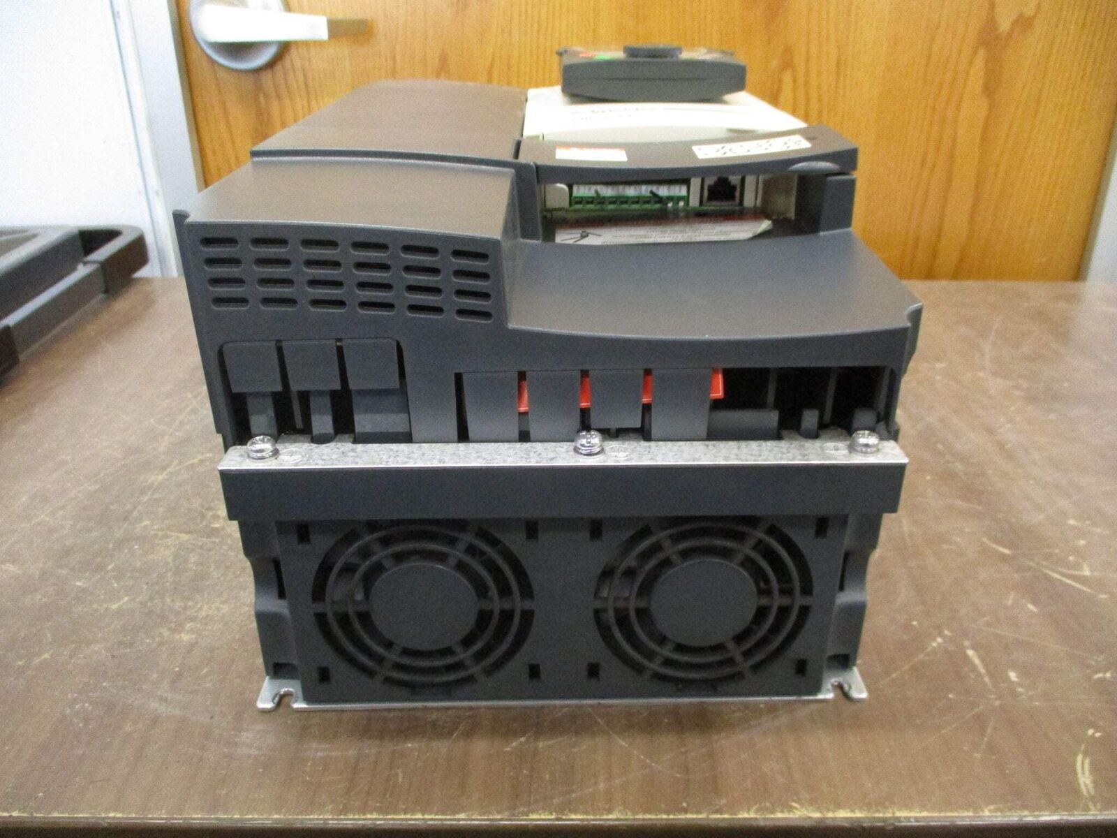 Schneider Electric Altivar 61 AC Drive ATV61HD15N4 20HP 3Ph *Broken Cover*