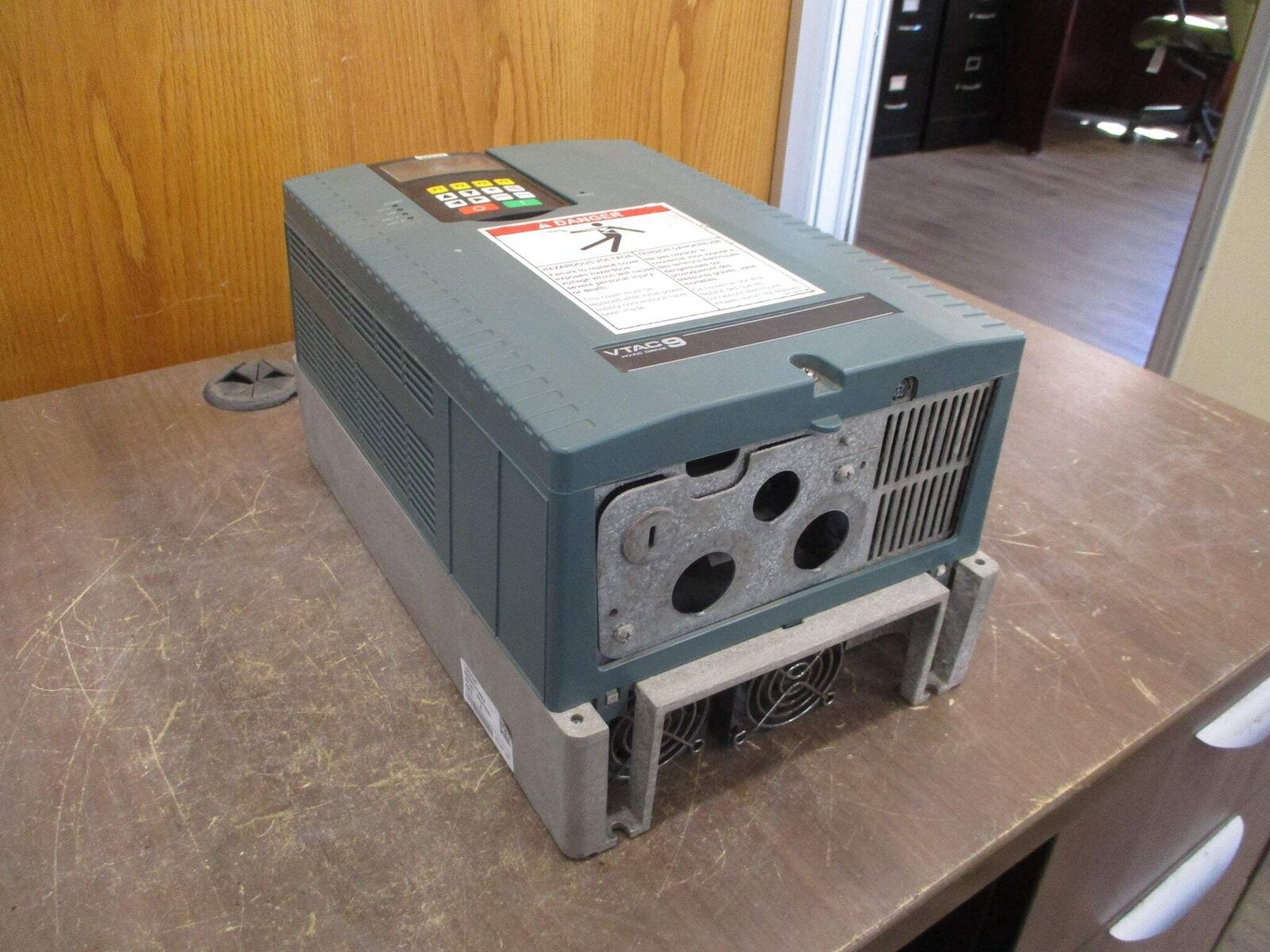 Rockwell Automation VTAC9 AC Drive 9VT401-022HTANN 15HP 3Ph w/ Keypad Used